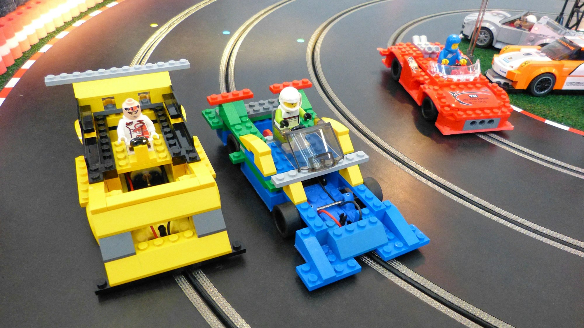 Auch Autorennen setzt der Modellbauer Patrick Biel aus Neunkirchen-Seelscheid mit seiner selbstentwickelten Technik gerne in Szene. Die Fahrzeuge sind ebenfalls aus Klemmbausteinen zusammengefügt.