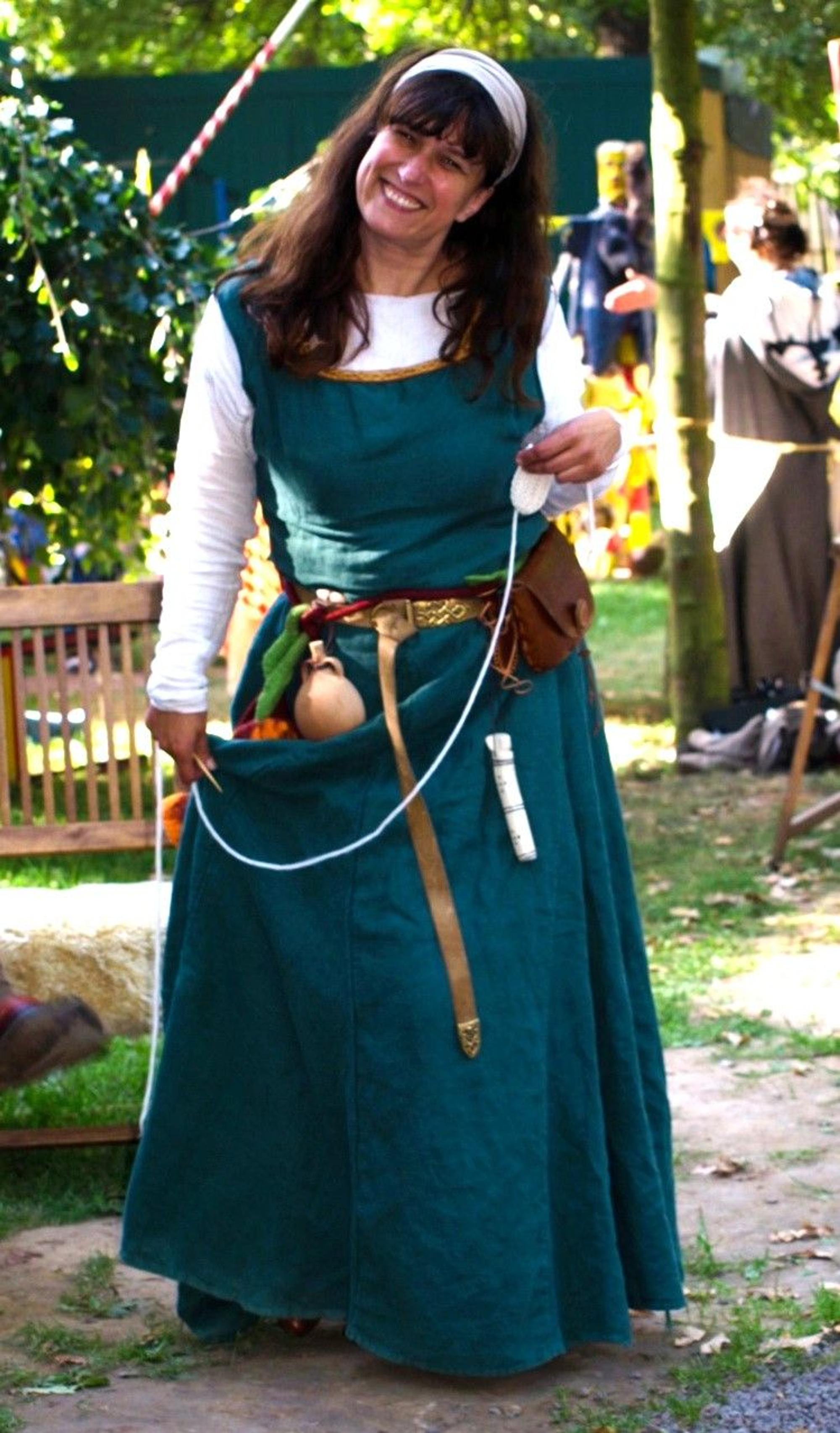 Das Foto zeigt eine Frau in mittelalterlicher Tracht.