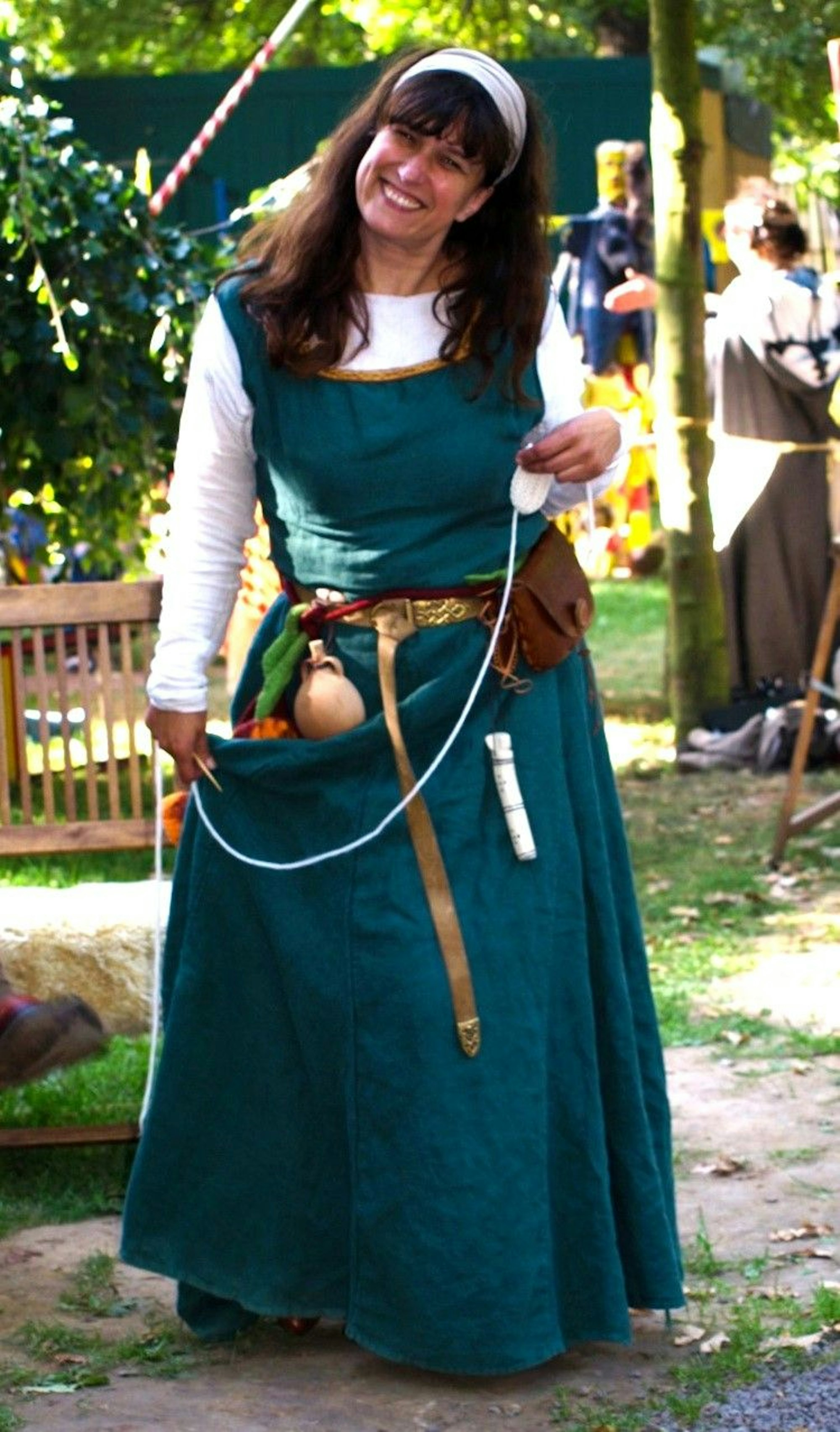 Das Foto zeigt eine Frau in mittelalterlicher Tracht.