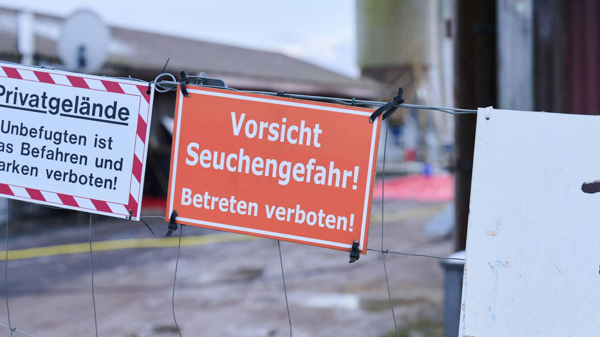 Auf einem Schild steht „Vorsicht Seuchengefahr! Betreten verboten!“