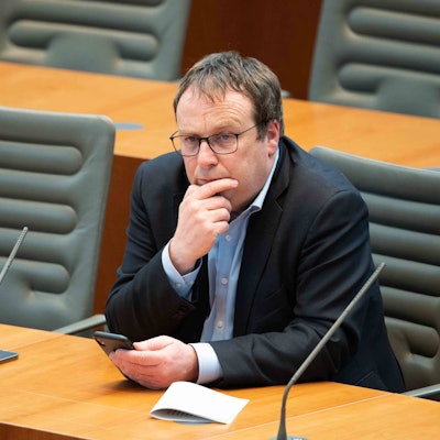 Oliver KRISCHER, Buendnis 90/die Gruenen, Minister fuer Umwelt, Naturschutz und Verkehr des Landes Nordrhein-Westfalen, ist mit Handy in der Hand im Landtag zu sehen.