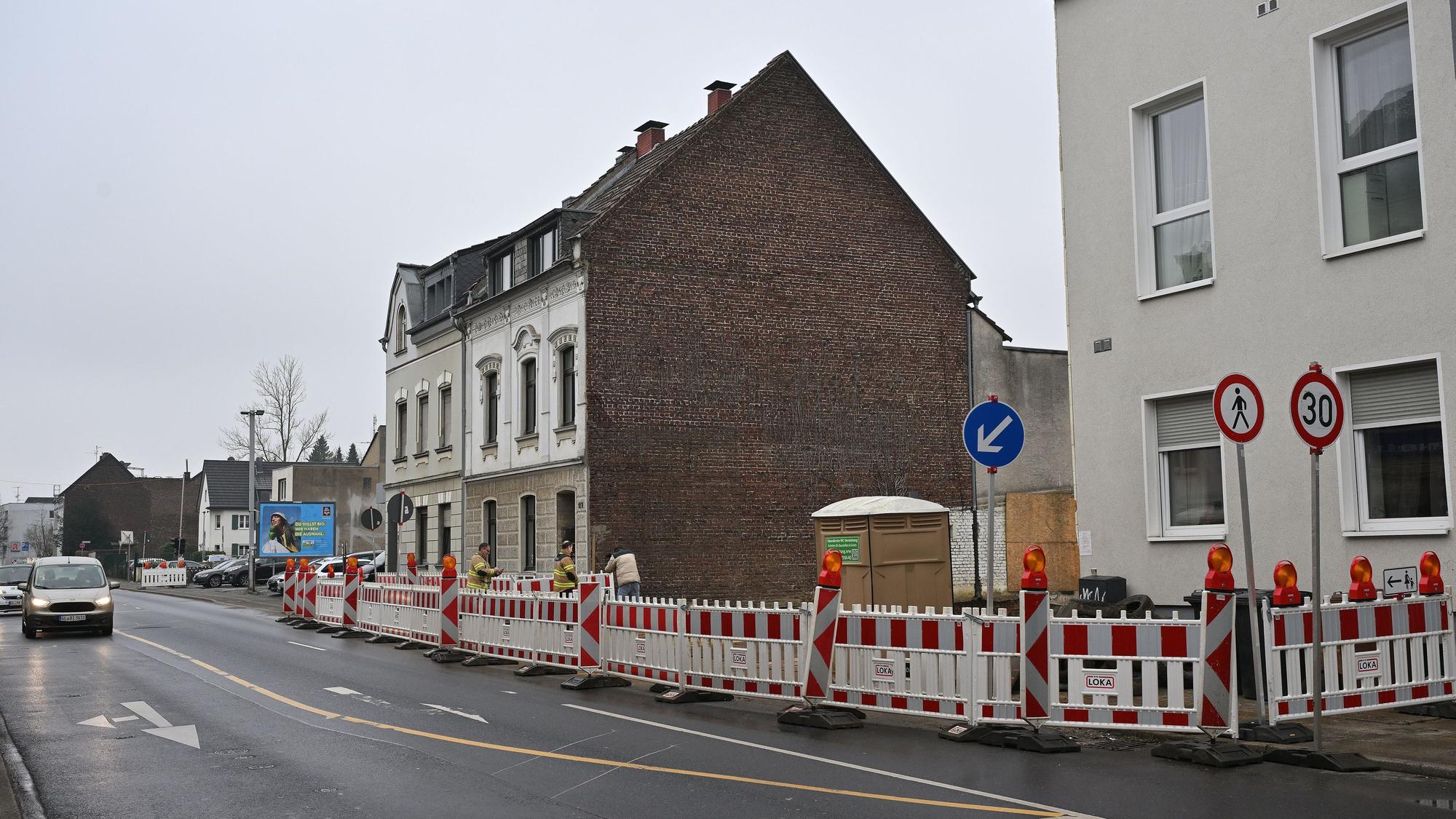 Absperrgitter sperren die Baugrube ab. Die Fahrbahn ist etwas verengt dadurch.