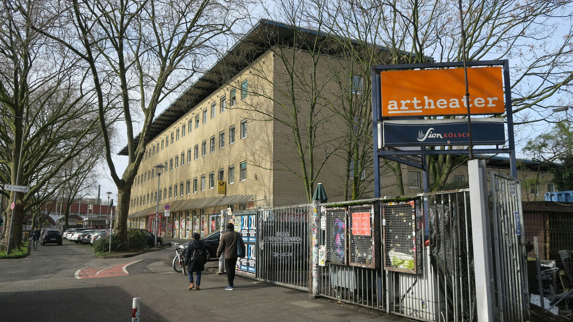 Im Vordergrund ist der Eingang zum Artheater zu sehen, im Hintergrund das Gebäude des ehemaligen Post-Geländes.