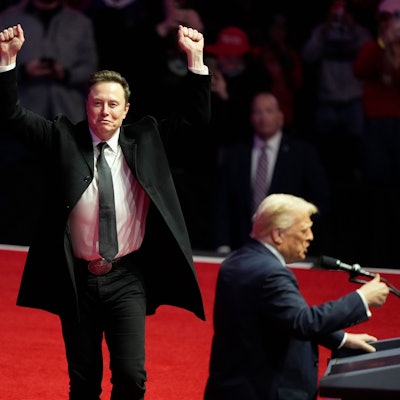 Elon Musk reagiert, als der designierte US-Präsident Donald Trump am 19. Januar auf einer Kundgebung vor seiner Amtseinführung spricht.