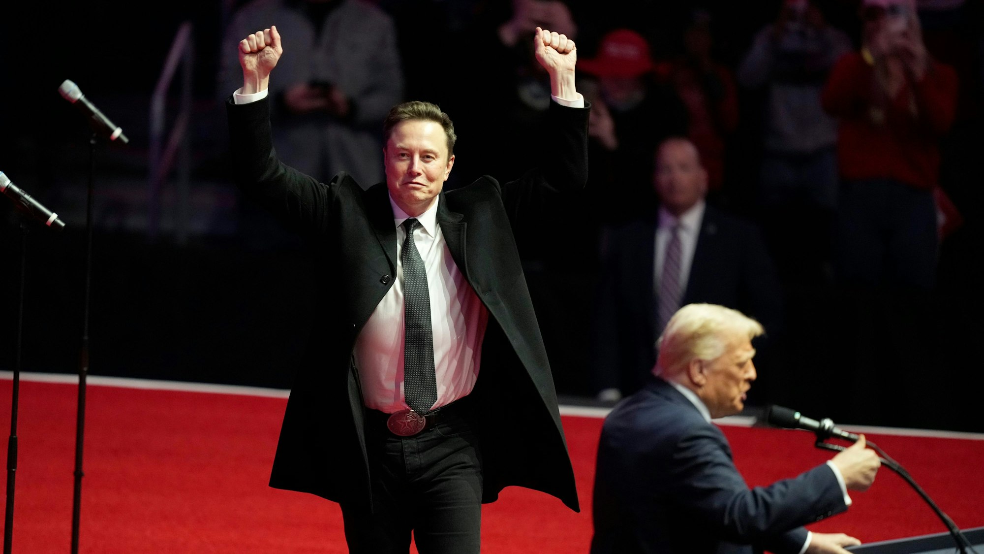 Elon Musk reagiert, als der designierte US-Präsident Donald Trump am 19. Januar auf einer Kundgebung vor seiner Amtseinführung spricht.