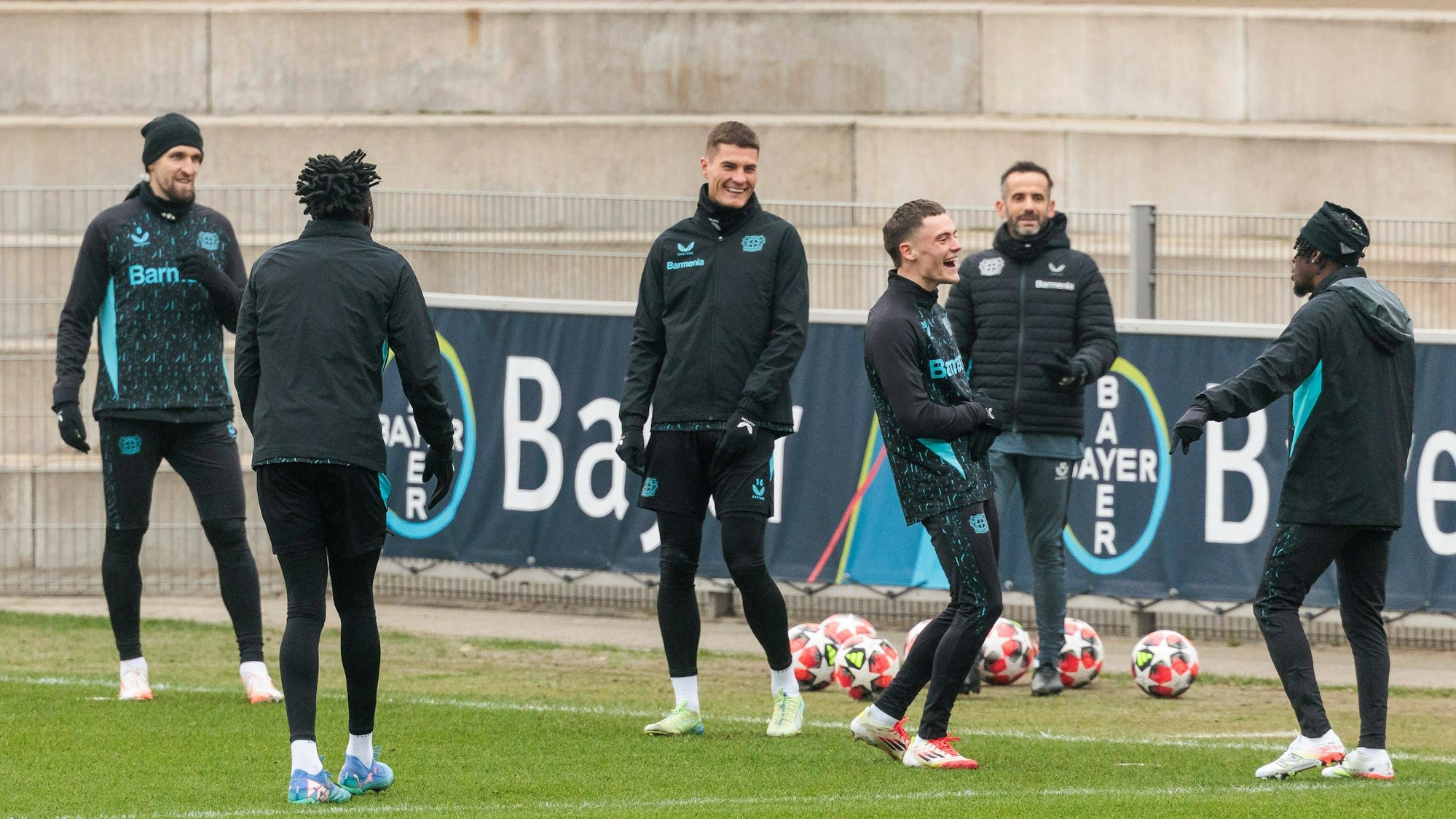 UEFA Champions League: Abschlusstraining Bayer 04 Leverkusen 20.01.2025 Patrick Schick Bayer 04 Leverkusen, 14, Florian Wirtz Bayer 04 Leverkusen, 10 lachend UEFA Champions League: Abschlusstraining Bayer 04 Leverkusen vor dem Auswärtsspiel gegen Atletico Madrid Ulrich-Haberland-Stadion, Leverkusen am 20.01.2025 *** UEFA Champions League final training Bayer 04 Leverkusen 20 01 2025 Patrick Schick Bayer 04 Leverkusen, 14 , Florian Wirtz Bayer 04 Leverkusen, 10 laughing UEFA Champions League final training Bayer 04 Leverkusen before the away match against Atletico Madrid Ulrich Haberland Stadion, Leverkusen on 20 01 2025 Copyright: xBEAUTIFULxSPORTS/Wunderlx