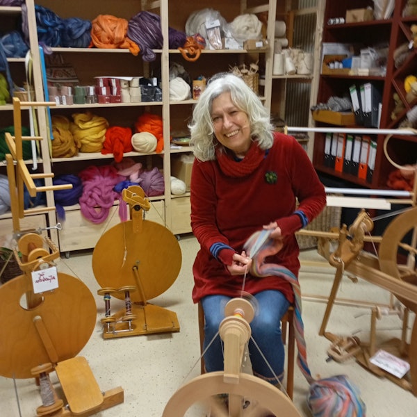 Das Foto zeigt Gaby Funke in ihrer Spinnstube in Kerpen.