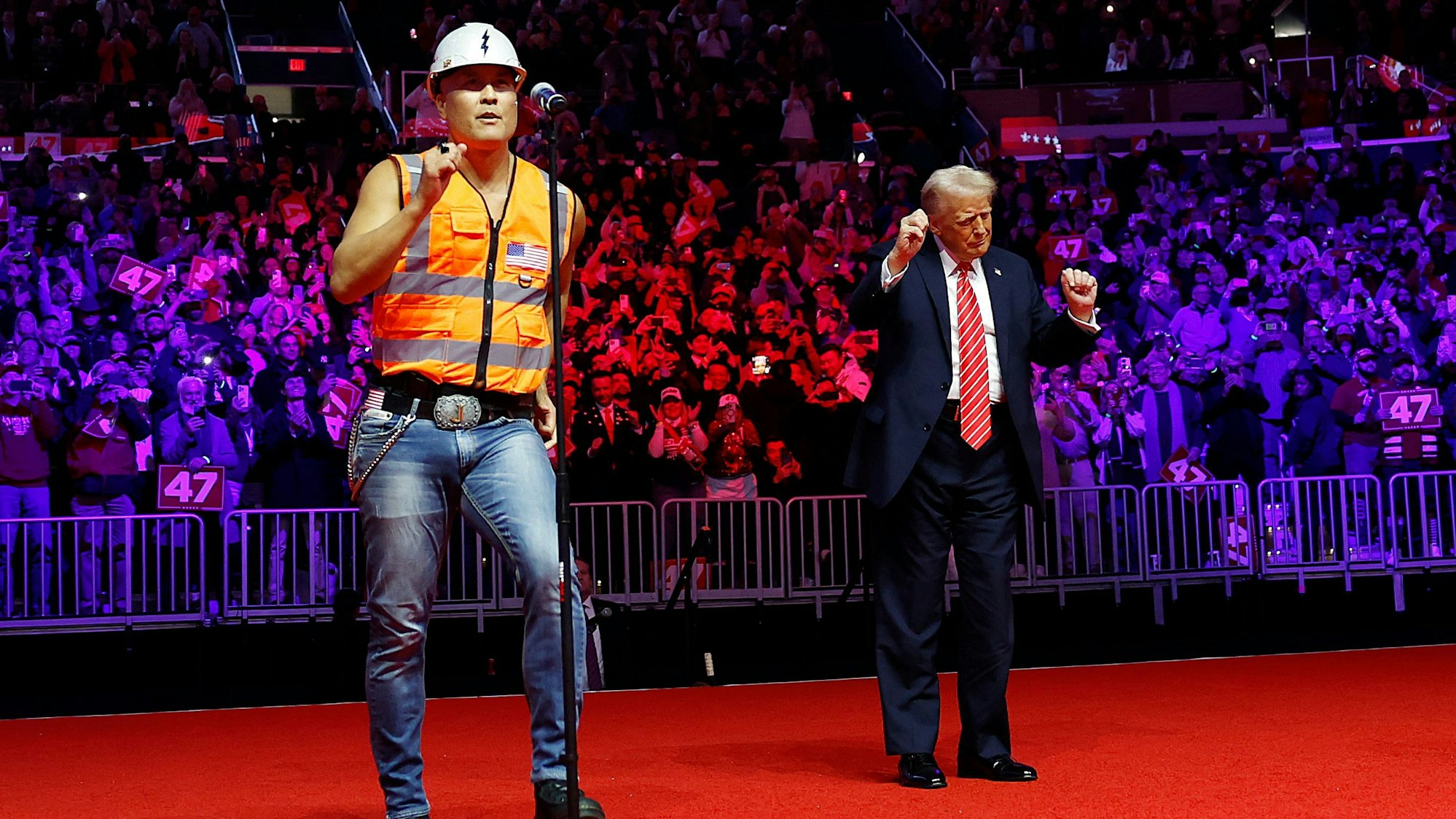 Donald Trump zusammen mit den „Village People“ auf der Bühne in New York.