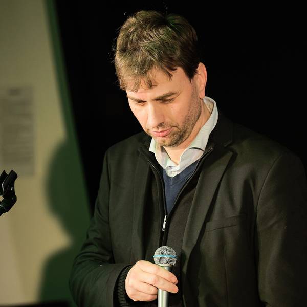 ARCHIV - 08.01.2025, Berlin: Der Bundestagsabgeordnete Stefan Gelbhaar (Bündnis 90/Die Grünen) reagiert auf seine ausgebliebene Wiederwahl als Direktkandidat für den Wahlkreis Berlin-Pankow zur kommenden Bundestagswahl. Bei einer Versammlung beschlossen die Grünen, statt Gelbhaar die Landesabgeordnete Julia Schneider ins Rennen zu schicken. (zu dpa: «Grünen-Politikerin begründet Parteiaustritt») Foto: Annette Riedl/dpa +++ dpa-Bildfunk +++
