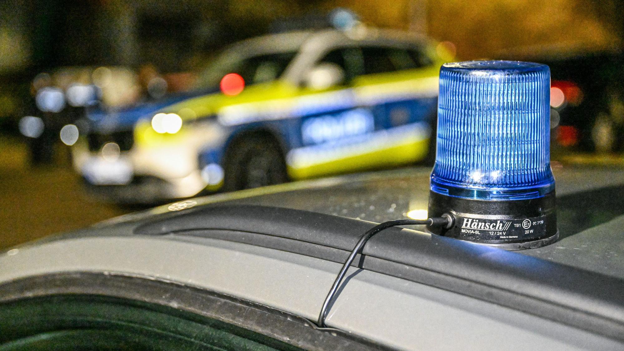 Polizeiwagen stehen am Abend in Stadtteil Ihlingen bei Horb am Neckar und sperren eine Straße. +++ dpa-Bildfunk +++
