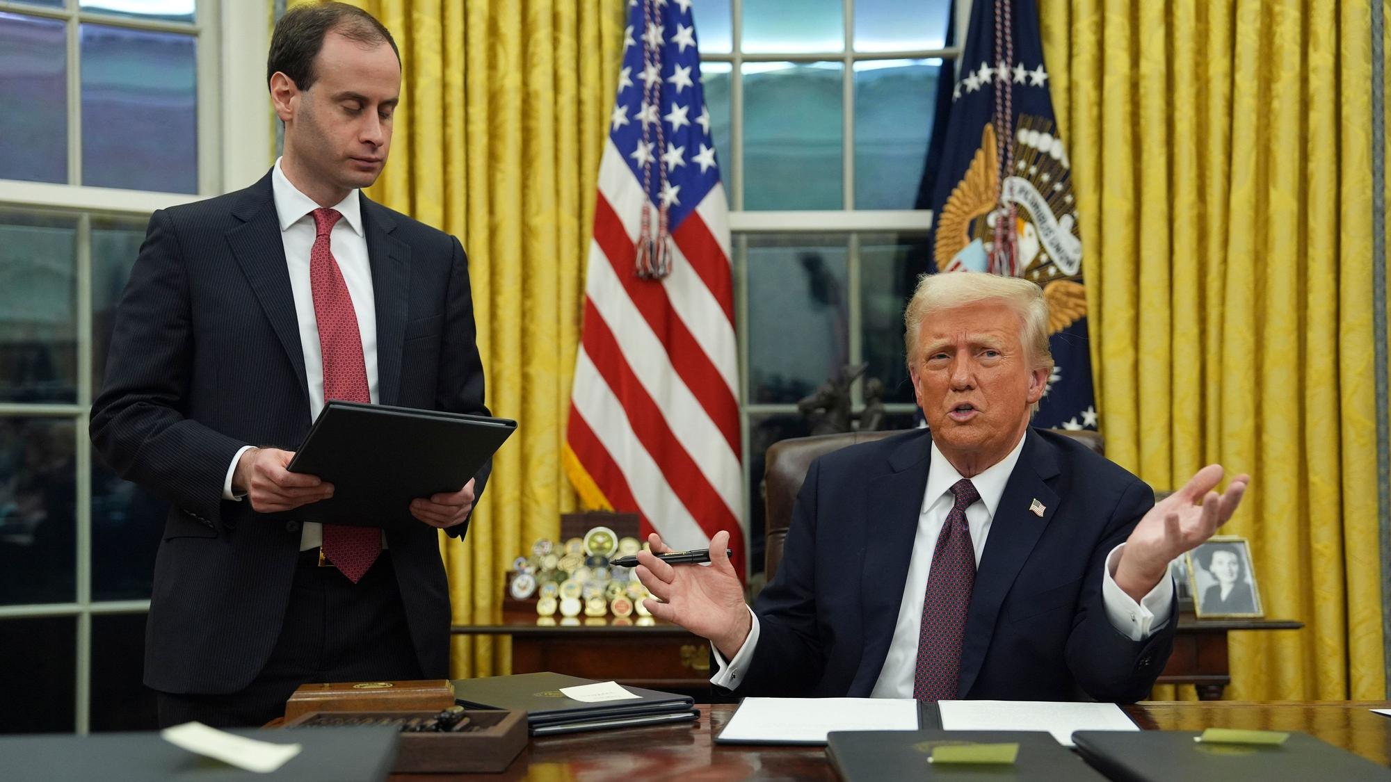 20.01.2025, USA, Washington: US-Präsident Donald Trump unterzeichnet Anordnungen im Oval Office des Weißen Hauses. Foto: Evan Vucci/AP/dpa +++ dpa-Bildfunk +++
