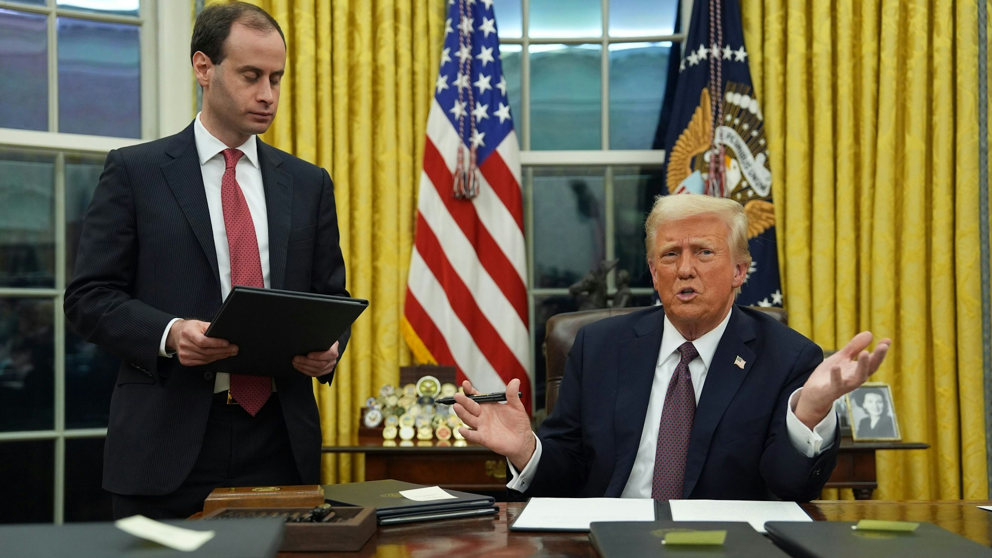 20.01.2025, USA, Washington: US-Präsident Donald Trump unterzeichnet Anordnungen im Oval Office des Weißen Hauses. Foto: Evan Vucci/AP/dpa +++ dpa-Bildfunk +++