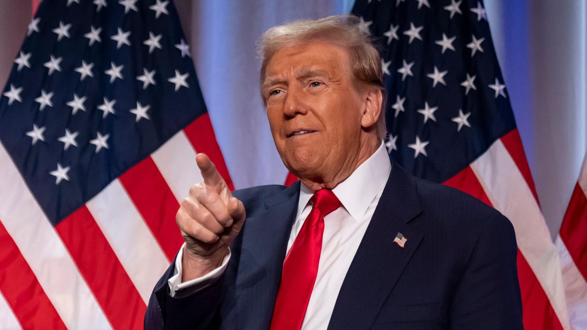 Donald Trump, designierter Präsident der USA, kommt zu einem Treffen mit dem Kongresskomitee der Republikaner. (zu: «Schöne» Zölle: Was Trumps Pläne für Deutschland bedeuten) (zu dpa: ««Schöne» Zölle: Was Trumps Pläne für Deutschland bedeuten») +++ dpa-Bildfunk +++