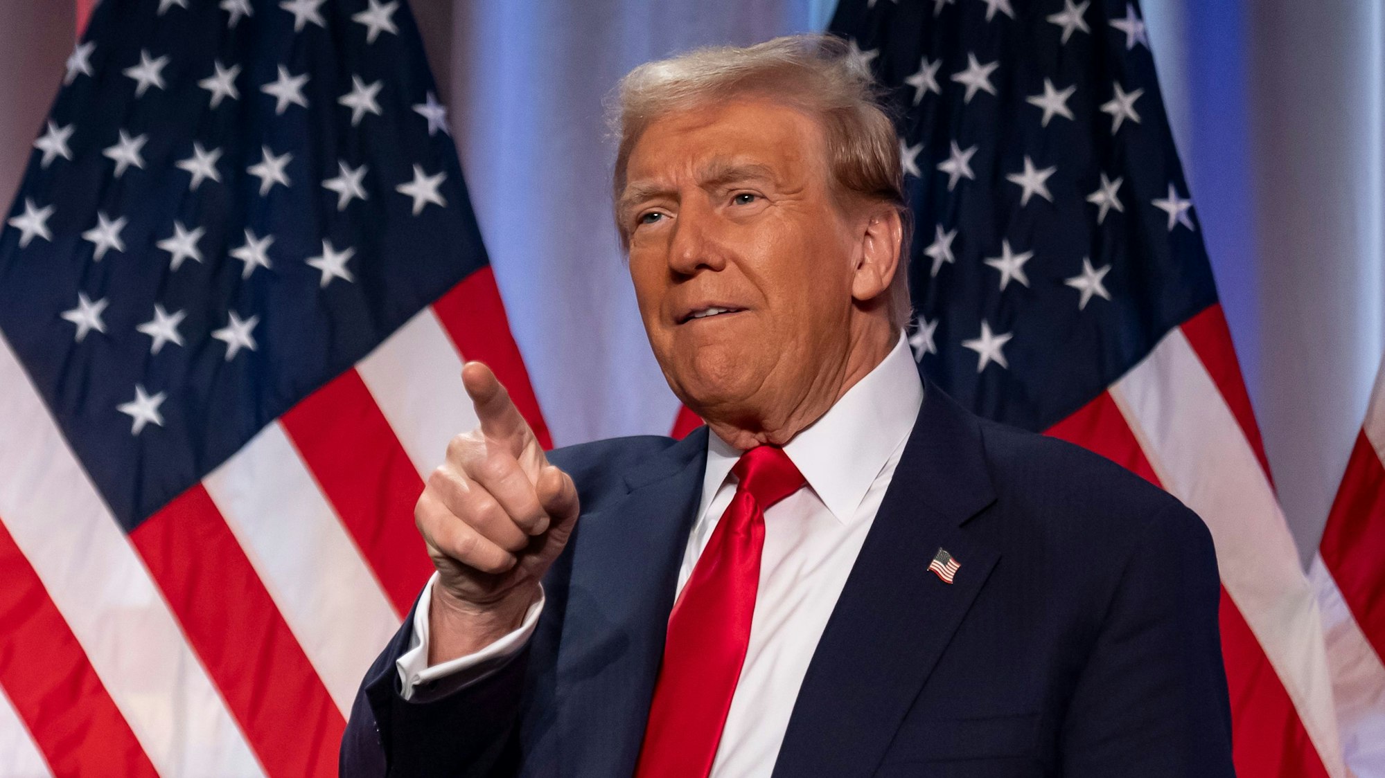 Donald Trump, designierter Präsident der USA, kommt zu einem Treffen mit dem Kongresskomitee der Republikaner. (zu: «Schöne» Zölle: Was Trumps Pläne für Deutschland bedeuten) (zu dpa: ««Schöne» Zölle: Was Trumps Pläne für Deutschland bedeuten») +++ dpa-Bildfunk +++