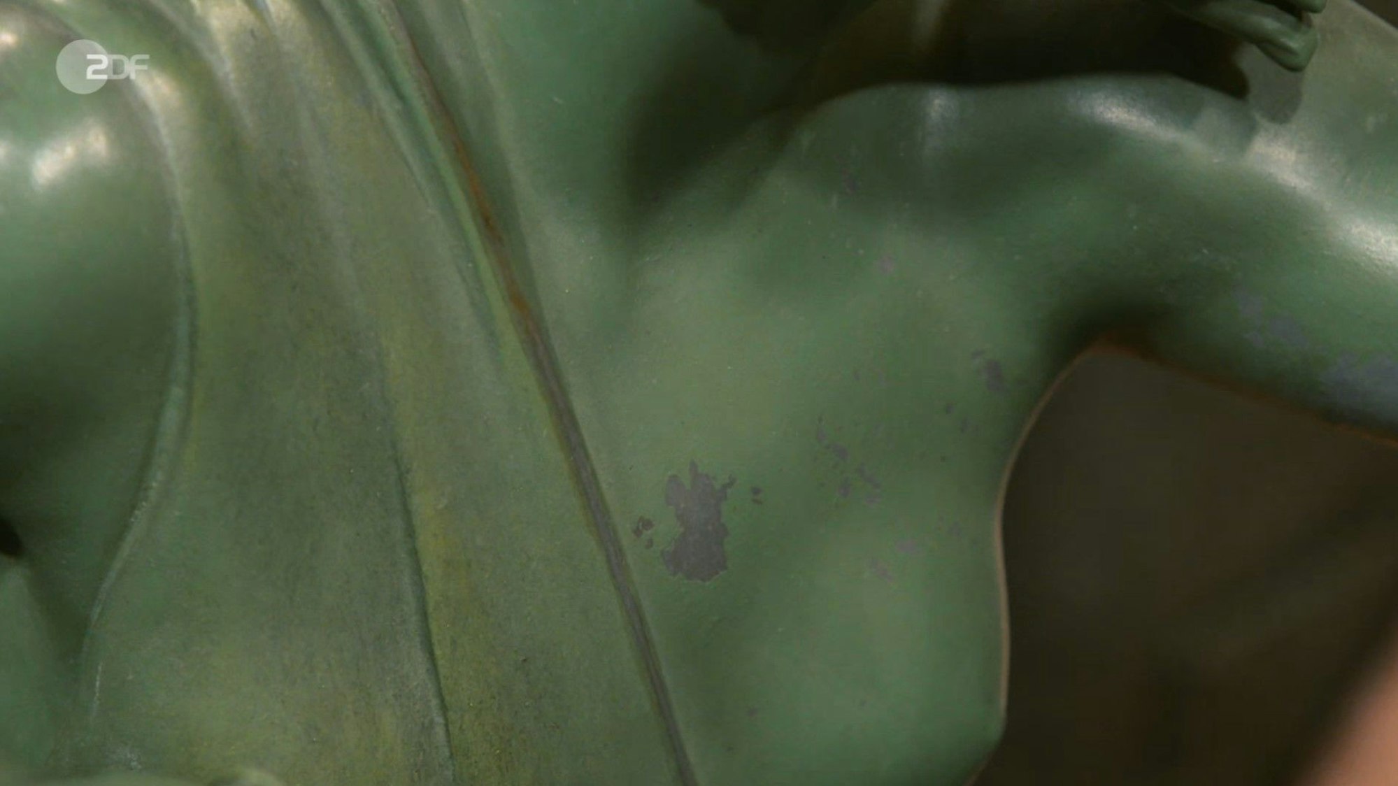 Die Figur aus Jüchen bei „Bares für Rares“. Hier ist der Zinkguss unter der grünen Patina zu erkennen.