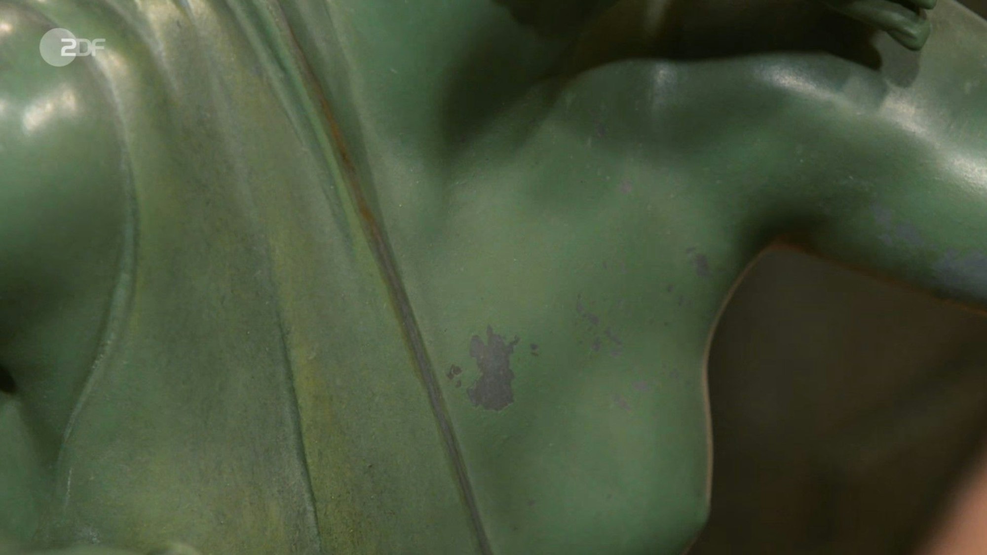 Die Figur aus Jüchen bei „Bares für Rares“. Hier ist der Zinkguss unter der grünen Patina zu erkennen.