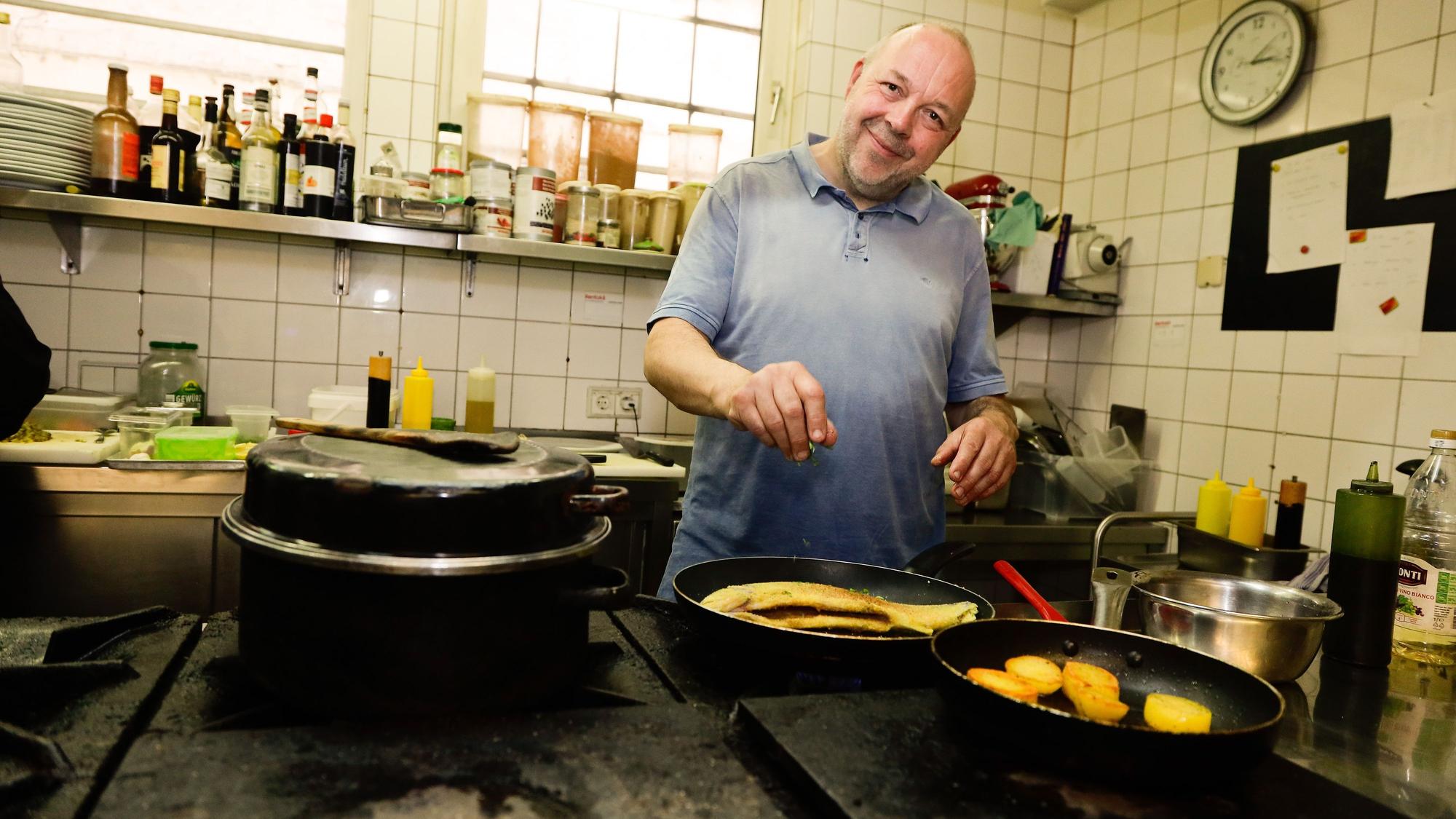 Inhaber und Koch Andreas Esser vom Gasthaus Essers in seiner Küche beim Kochen im Jahr 2023.
