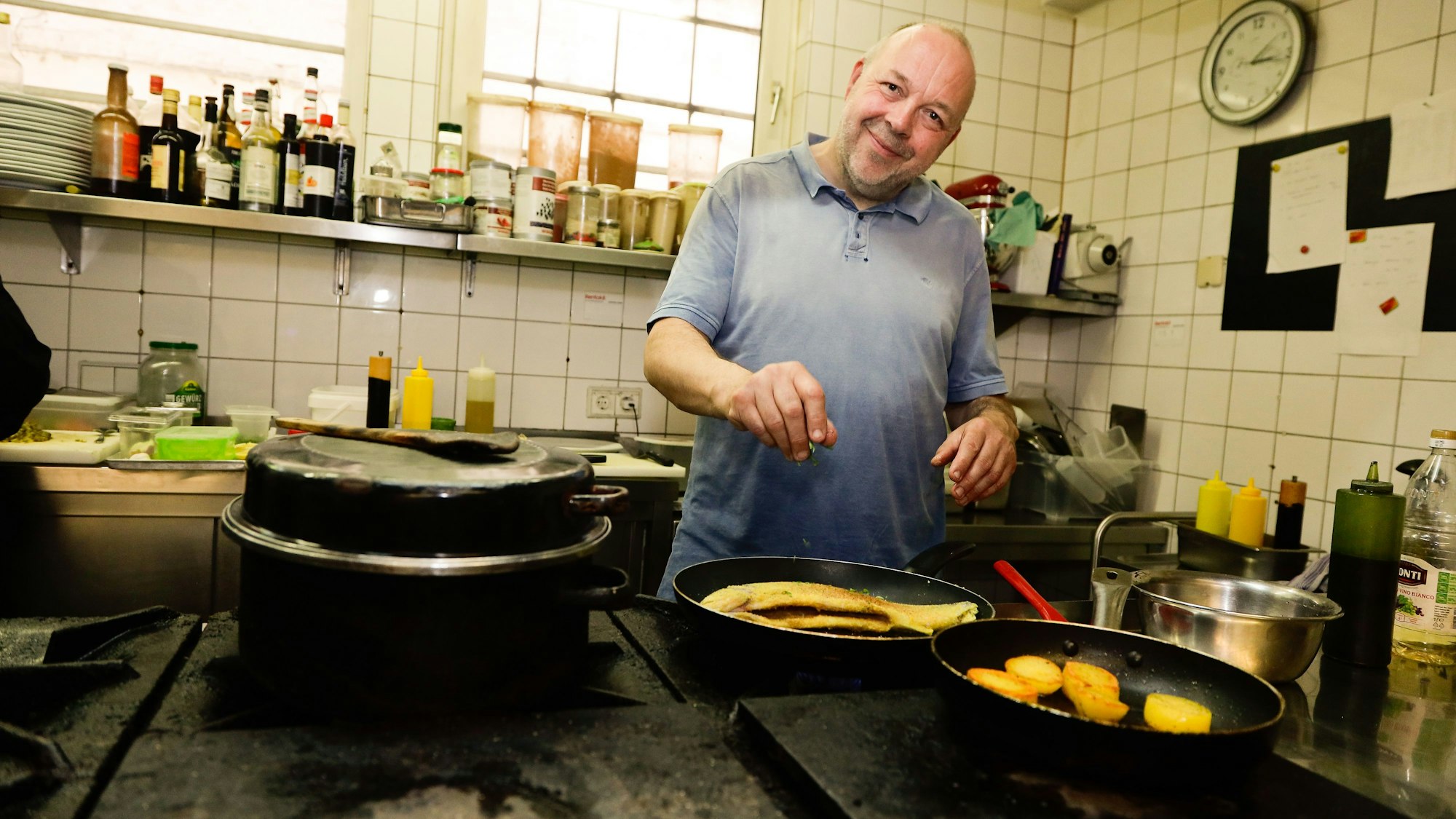 Inhaber und Koch Andreas Esser vom Gasthaus Essers  in seiner Küche beim Kochen im Jahr 2023.