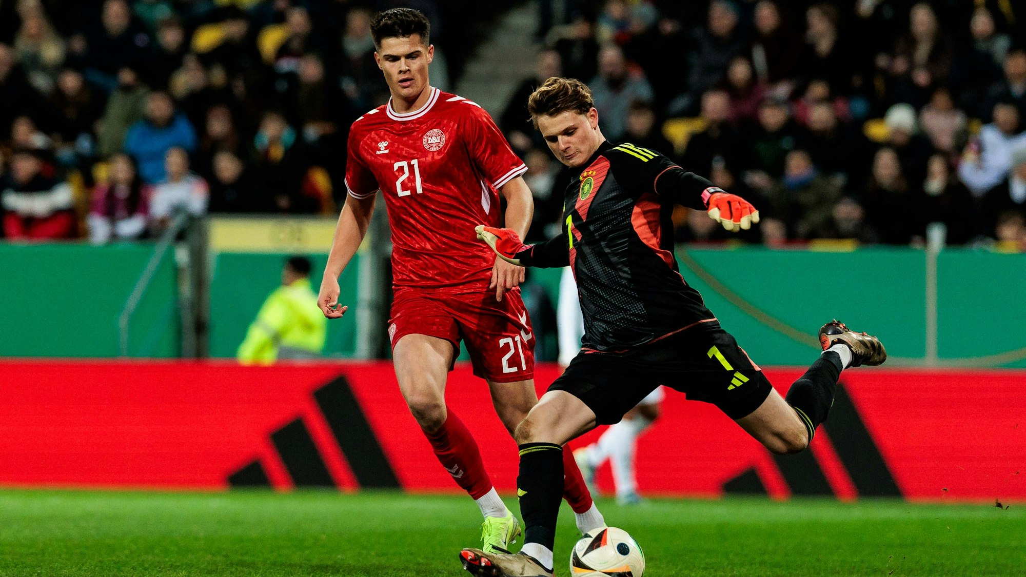 U21, U 21 Länderspiel: Deutschland - Dänemark 15.11.2024 Zweikampf Luca Kjerrumgaard Dänemark, 21, Jonas Urbig Deutschland, 1 U21 Länderspiel: Deutschland - Dänemark Aachen, Tivoli am 15.11.2024 *** U21 international Germany Denmark 15 11 2024 duel Luca Kjerrumgaard Denmark, 21 , Jonas Urbig Germany, 1 U21 international Germany Denmark Aachen, Tivoli on 15 11 2024 Copyright: xBEAUTIFULxSPORTS/Wunderlx