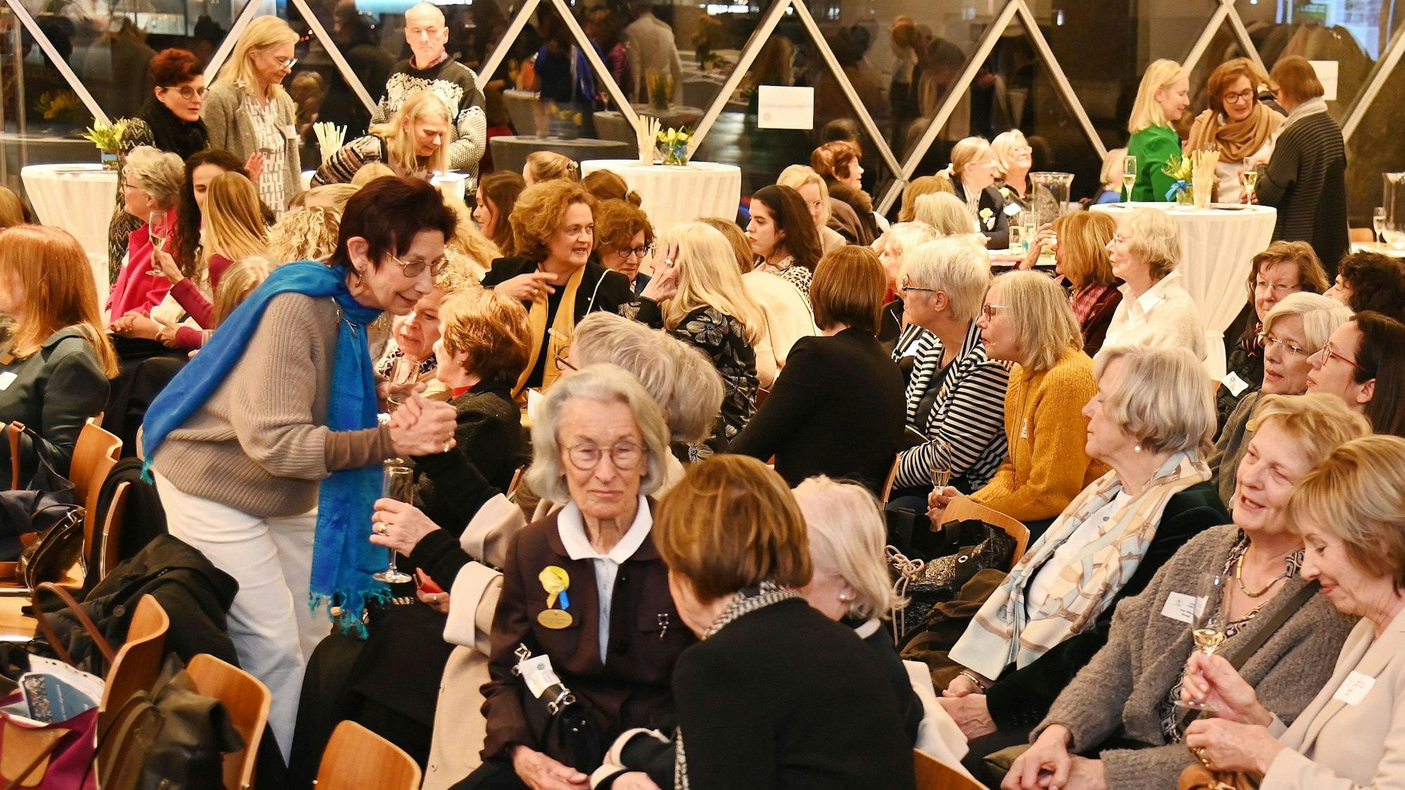 Zu sehen ist eine große Gruppe von Frauen, die sich miteinander unterhält.