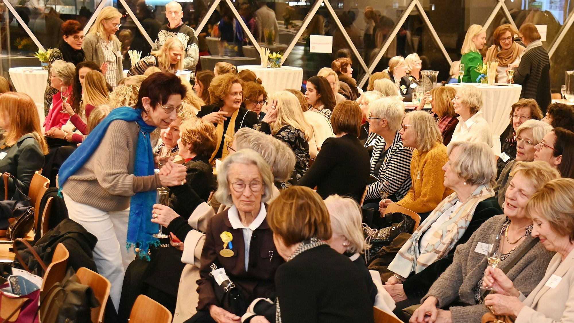 Zu sehen ist eine große Gruppe von Frauen, die sich miteinander unterhält.