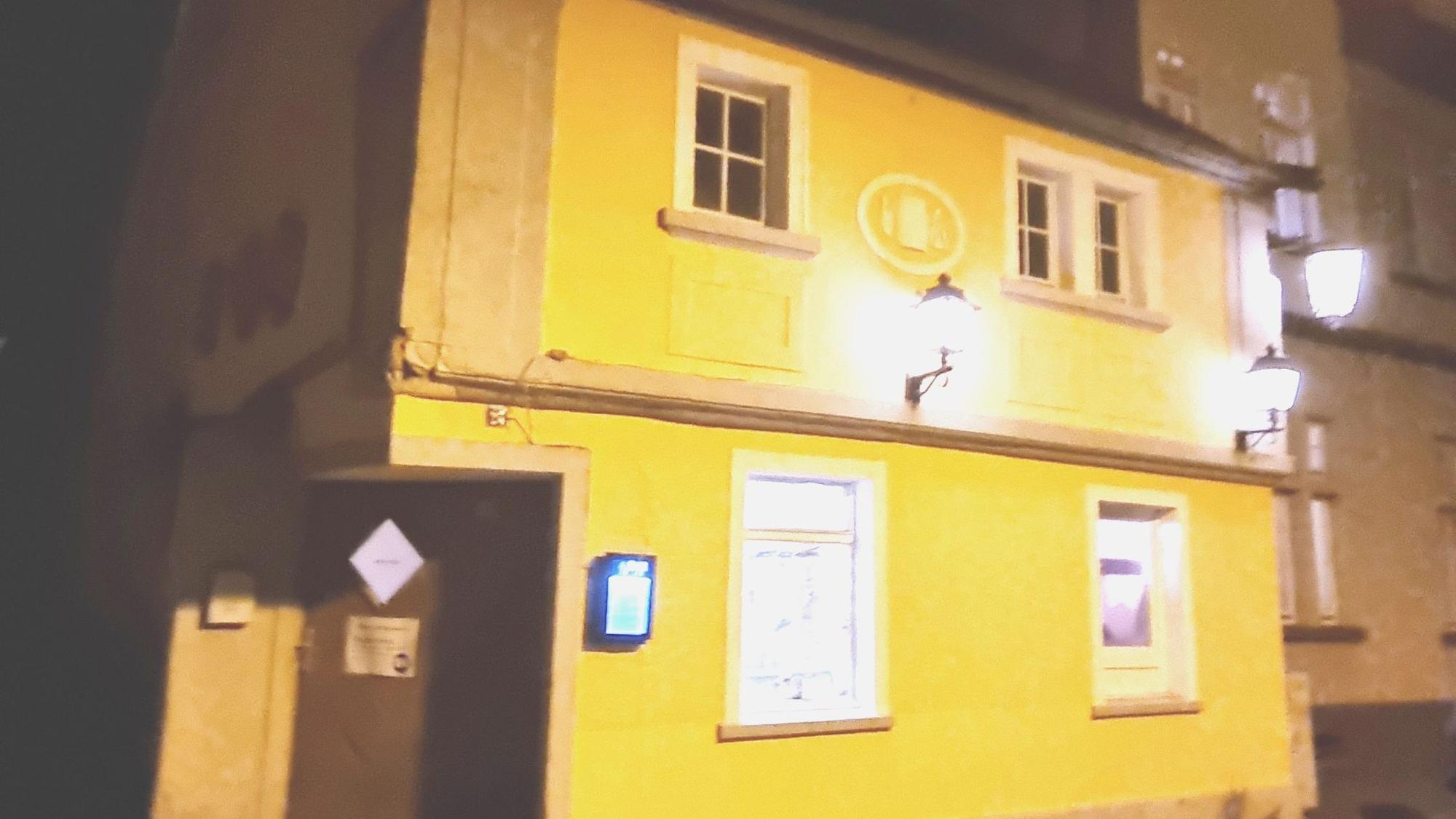 Ein altes Gebäude mit gelber Fassade.