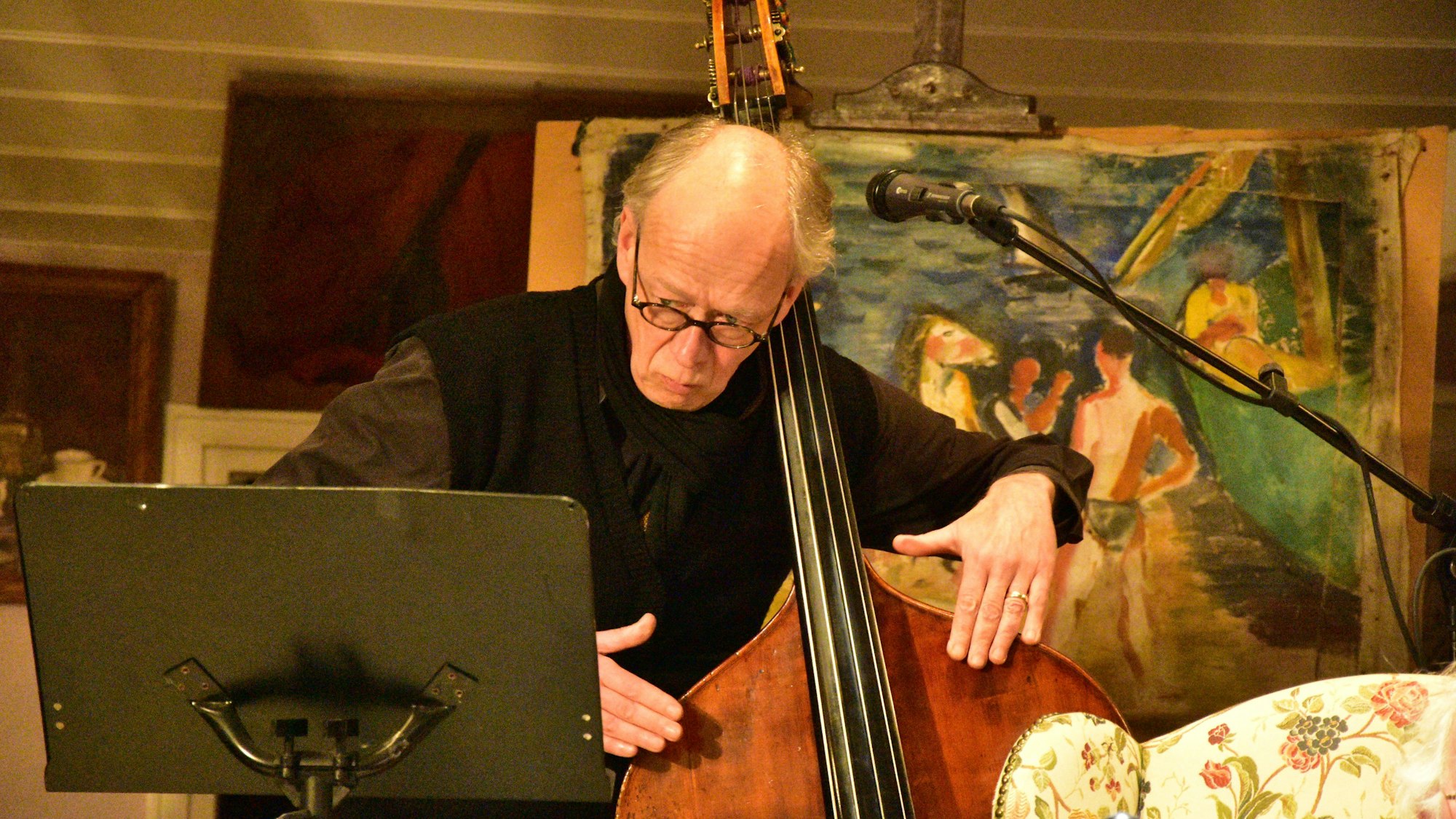 Ein Mann mit Brille und Bart spielt Kontrabass.