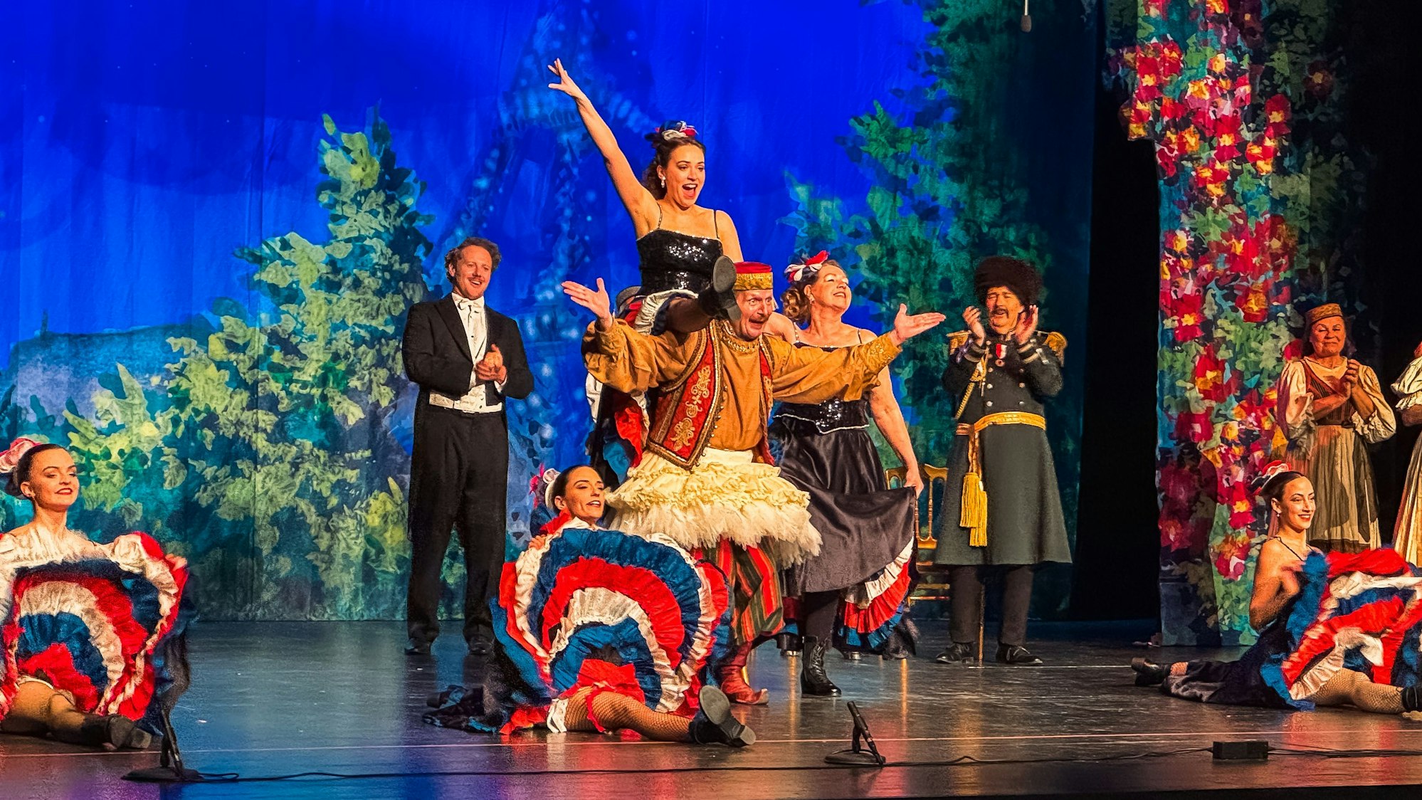 Glanzvolle Inszenierung, mitreißende Musik und eine Prise Pariser Charme – „Die lustige Witwe“ entführt das Publikum in die schillernde Welt der Operette.