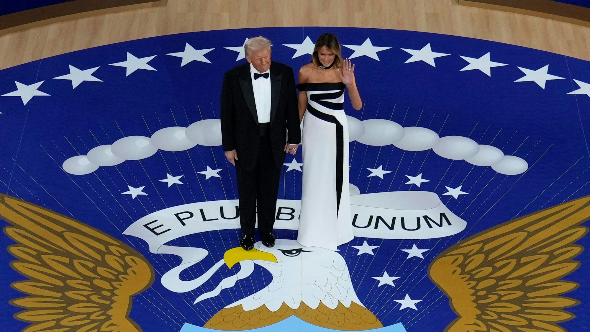 20.01.2025, USA, Washington: US-Präsident Donald Trump (l) und First Lady Melania Trump gehen auf die Bühne, um beim Commander in Chief Ball zu tanzen. Foto: Alex Brandon/AP/dpa +++ dpa-Bildfunk +++