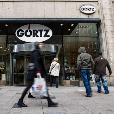 Passanten gehen vor dem Eingang des Hauptgeschäfts der Schuhhandelskette Görtz entlang.