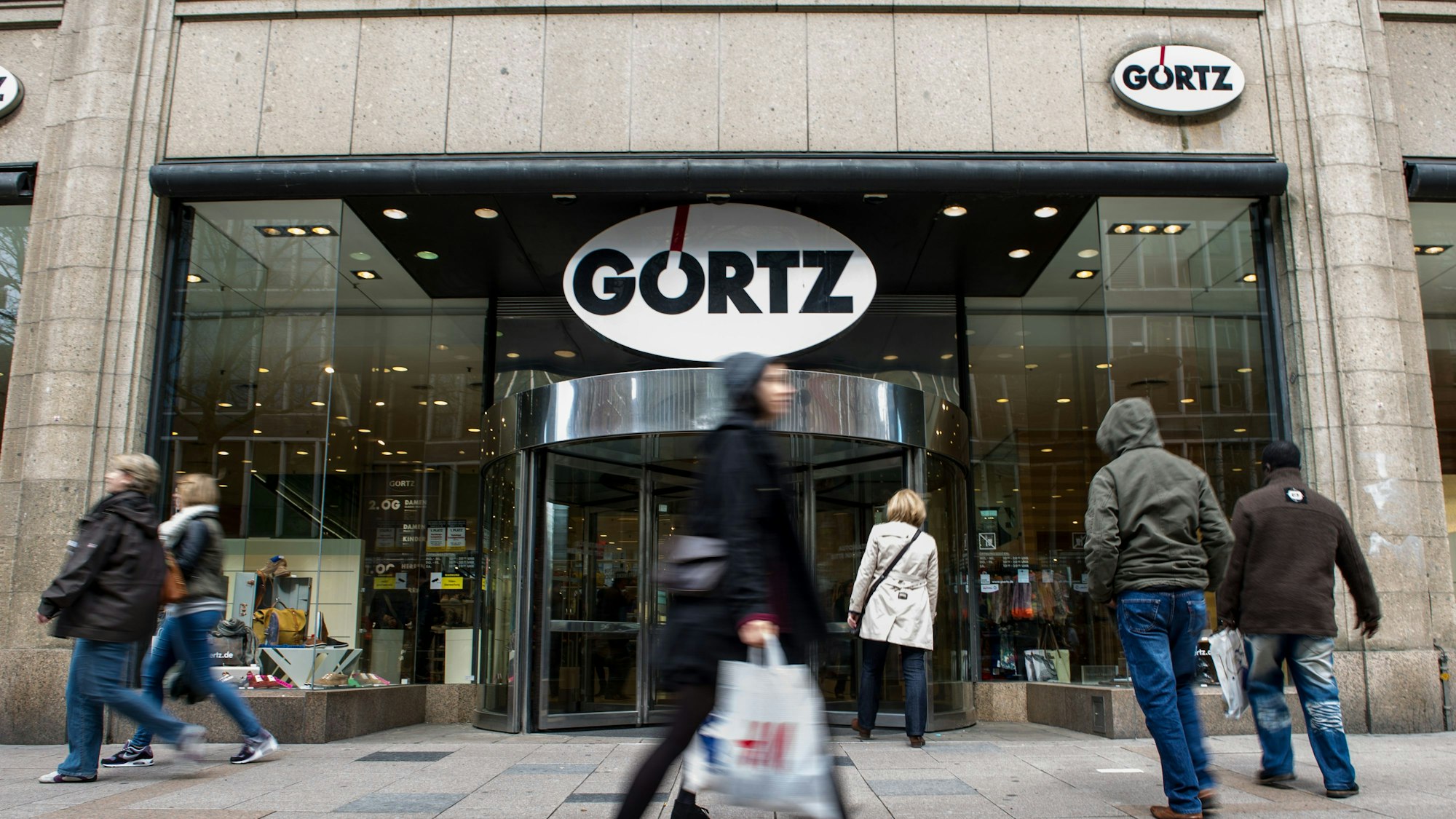 Passanten gehen vor dem Eingang des Hauptgeschäfts der Schuhhandelskette Görtz entlang.