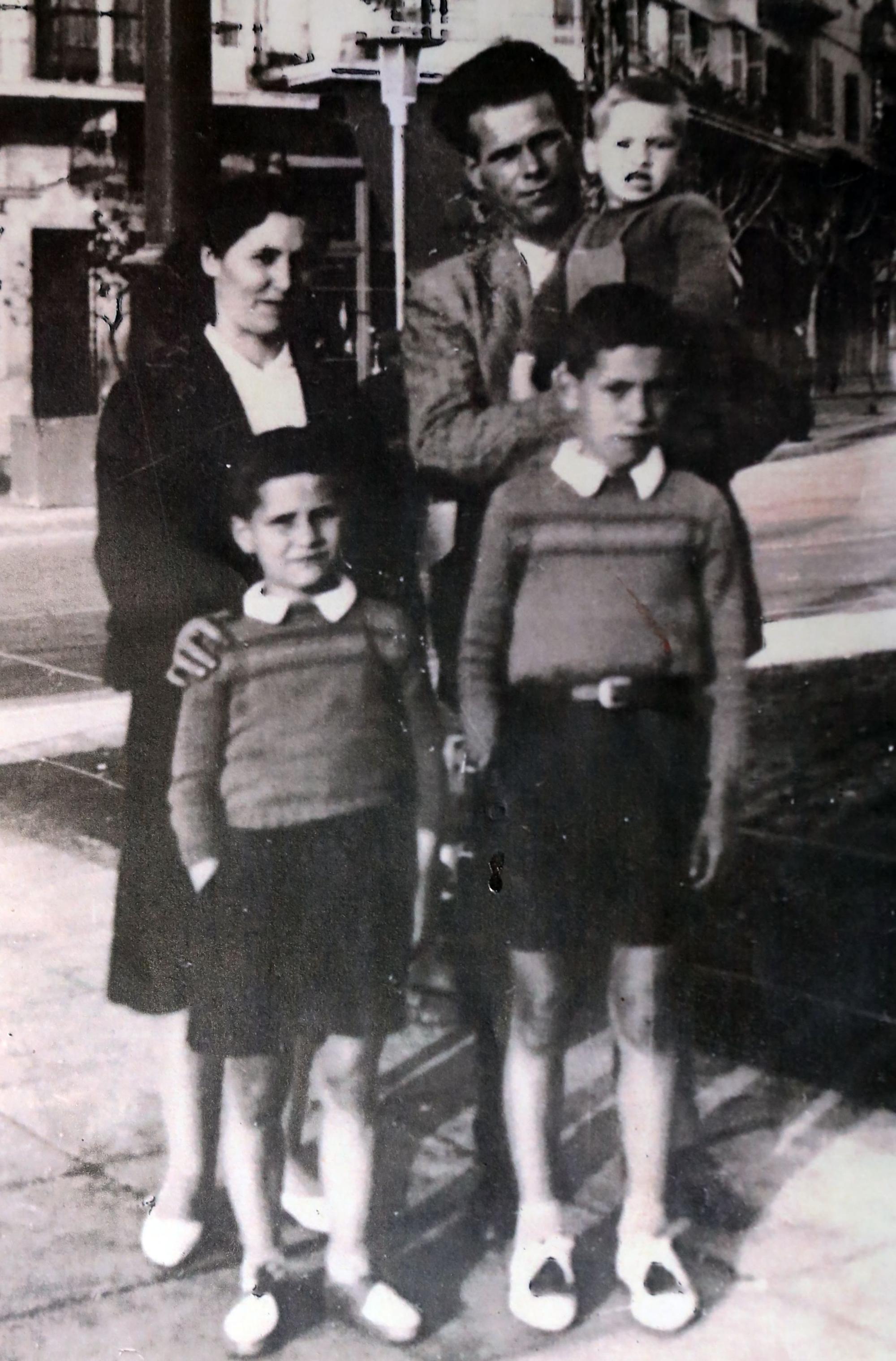 Die Familie Dolidis auf einem alten Foto