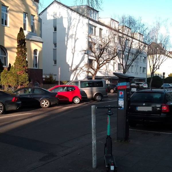 Das Sülzer Weyertal ist offiziell eine Fahrradstraße, auf der sich noch viele Autofahrer die Vorfahrt nehmen.