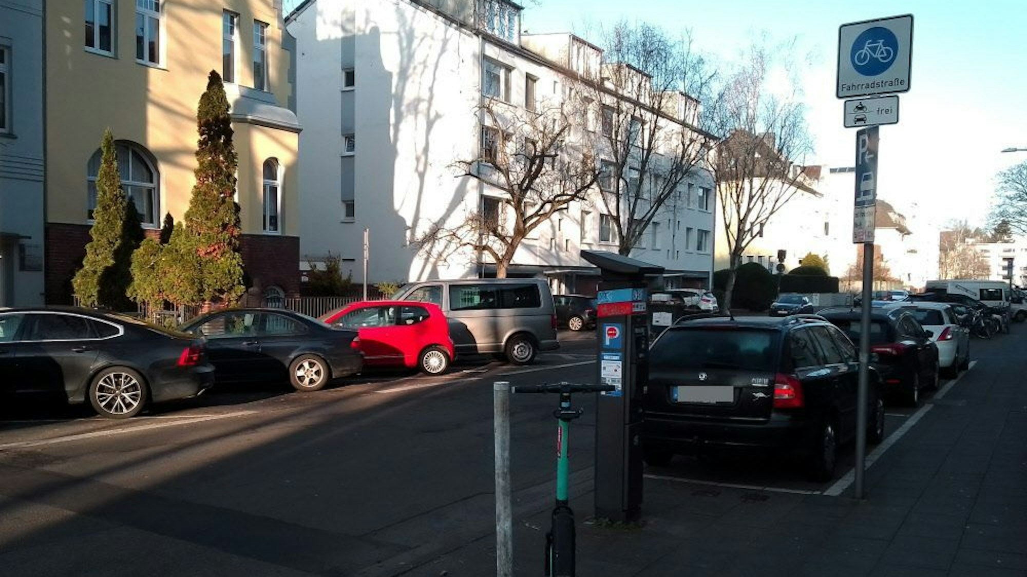 Das Sülzer Weyertal ist offiziell eine Fahrradstraße, auf der sich noch viele Autofahrer die Vorfahrt nehmen.