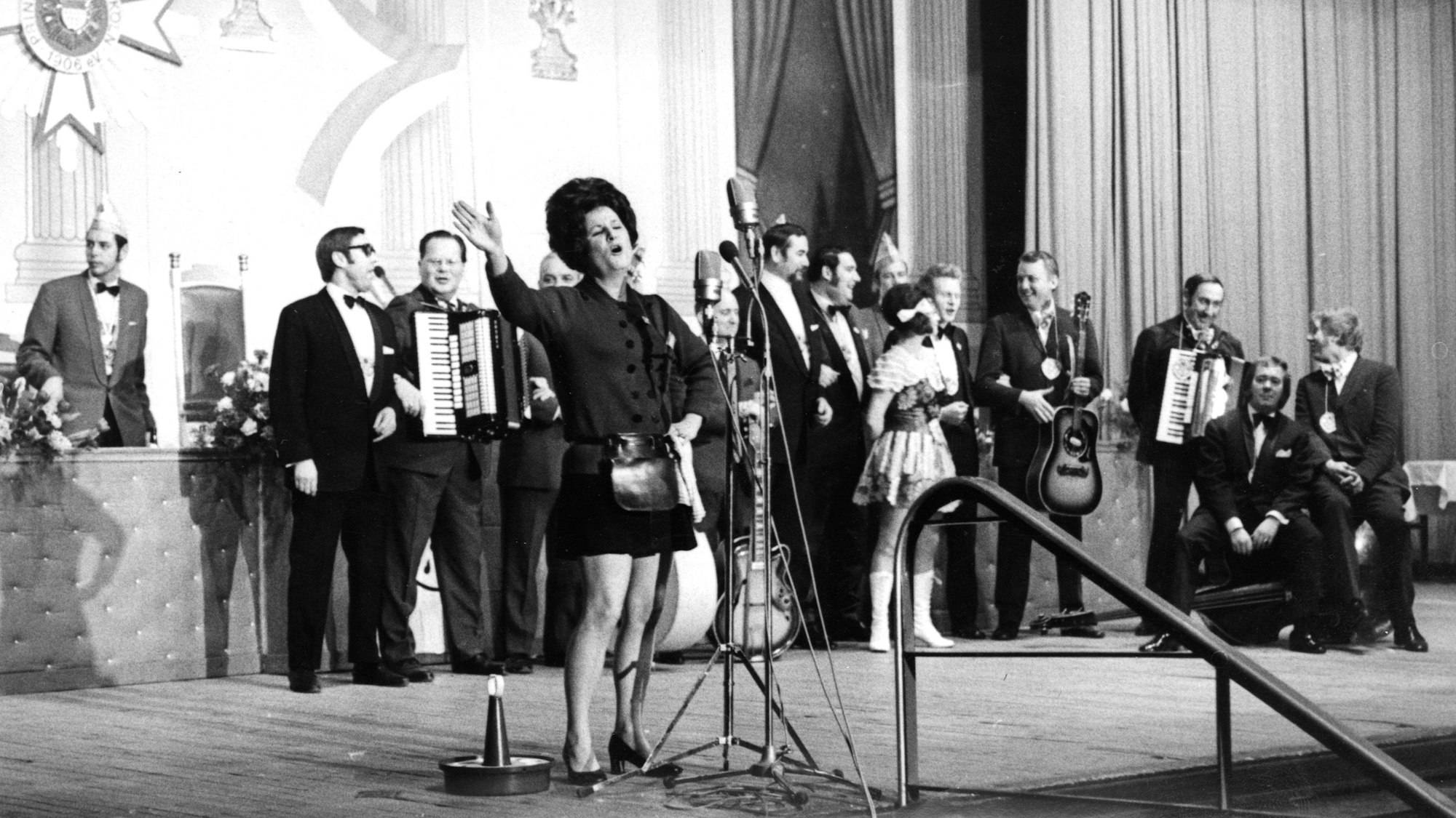 Marie-Luise Nikuta steht auf der Bühne im Gürzenich