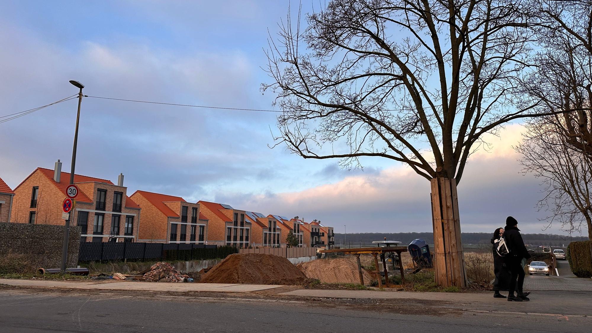 Von der Kapellenstraße werden neue Versorgungsleitungen für das Neubaugebiet Rondorf Nordwest gelegt.