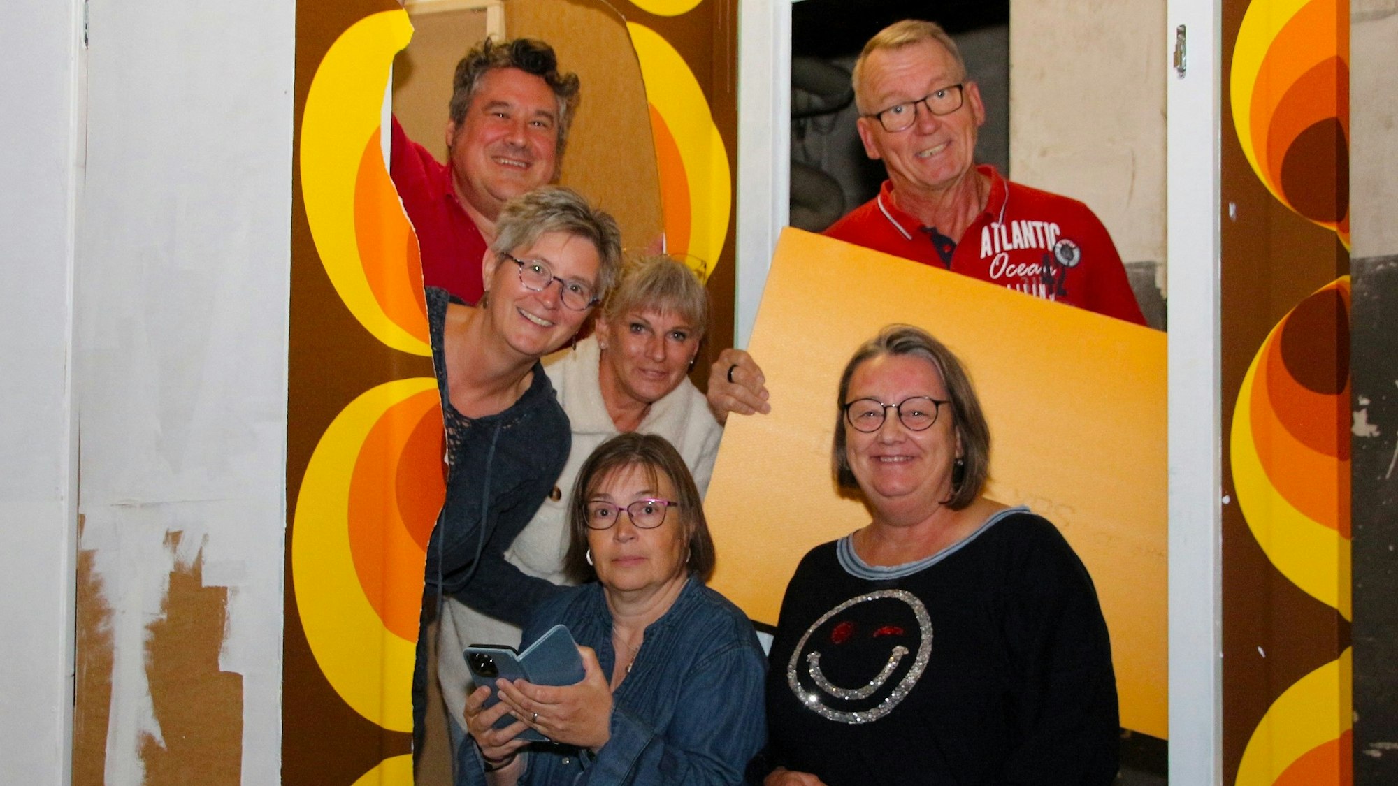 Zu sehen ist ein Theater-Ensemble