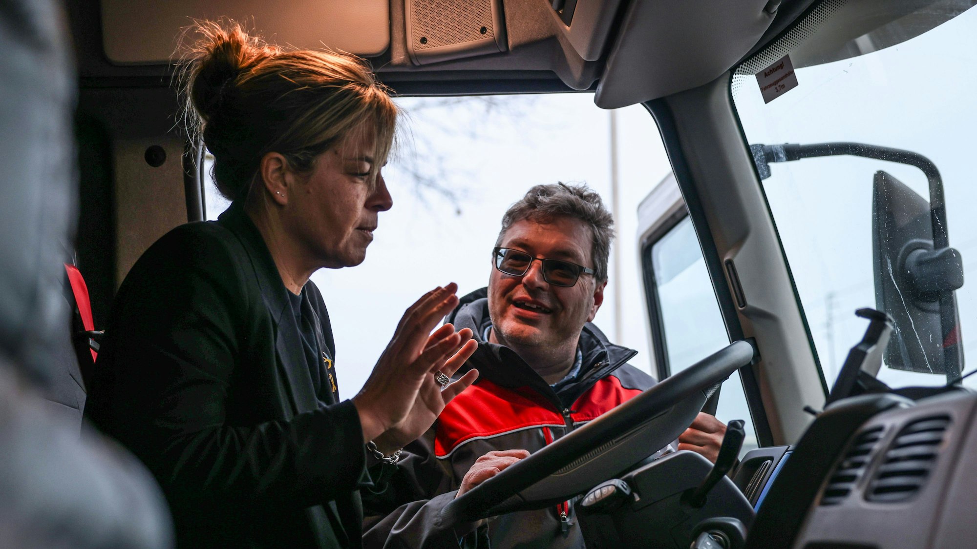 Mona Neubauer (Grüne), Wirtschaftsministerin in Nordrhein-Westfalen, sitzt in einem batterieelektrischen Lkw. Das Land hat mit einem Förderaufruf die Anschaffung von batterieelektrischen Lkw gefördert und bietet Unternehmen und Flottenbetreibern mit einer neuen Kampagne der Landesgesellschaft NRW.Energy4Climate umfangreiche Unterstützung beim Umstieg an.