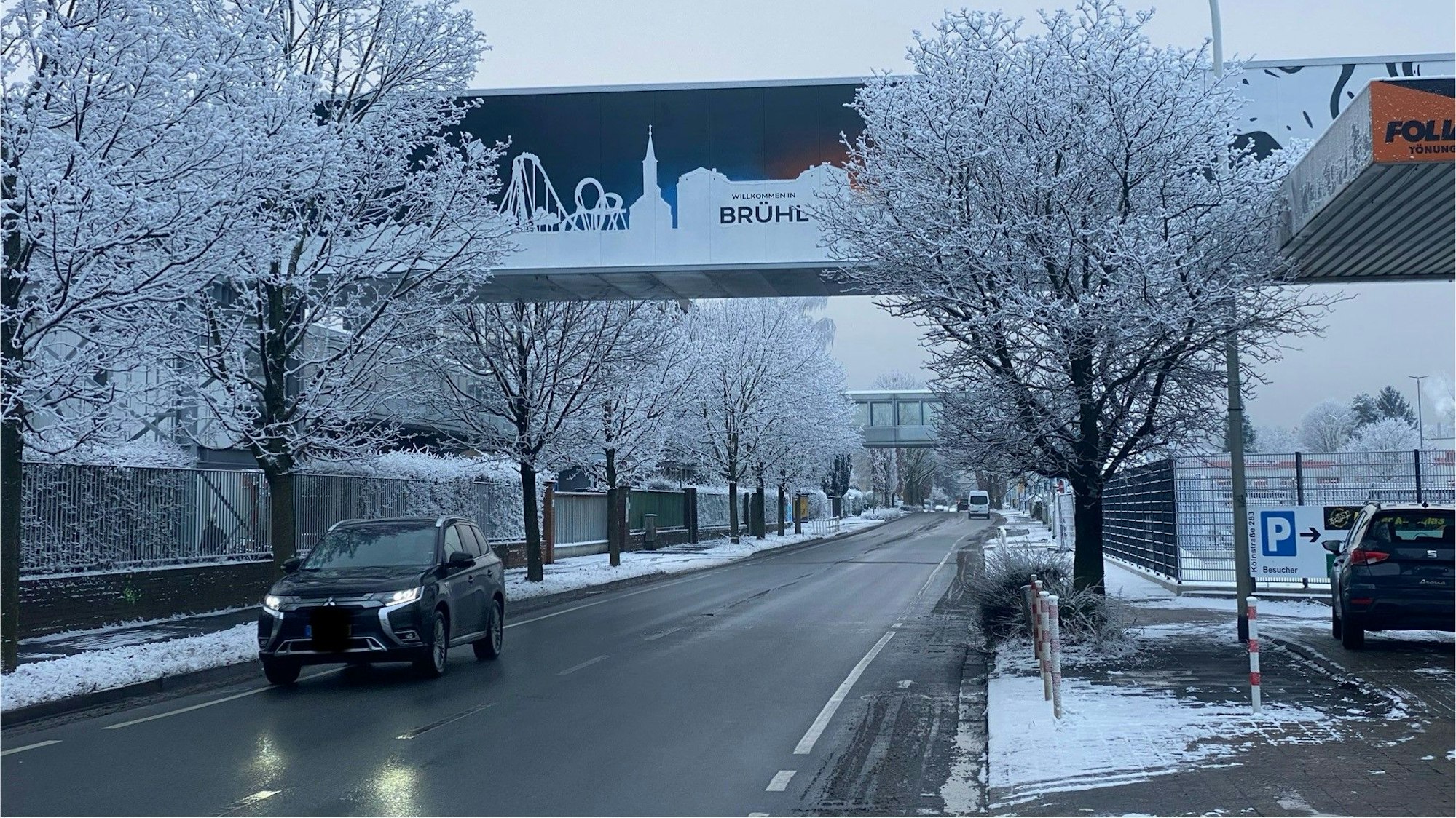 Zu sehen ist die Brückenkonstruktion über der Kölnstraße.