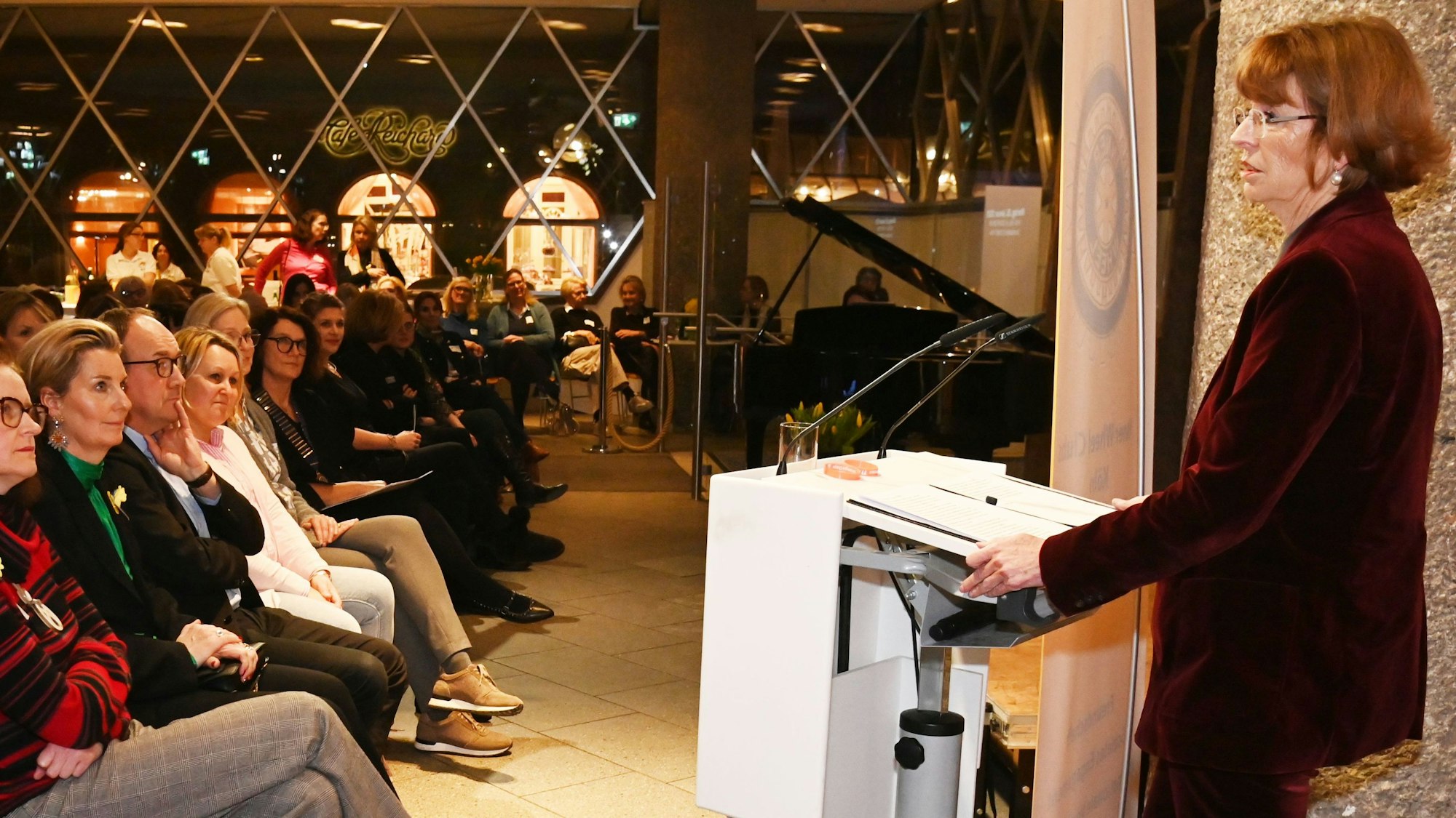 Henriette Reker spricht zu Publikum.