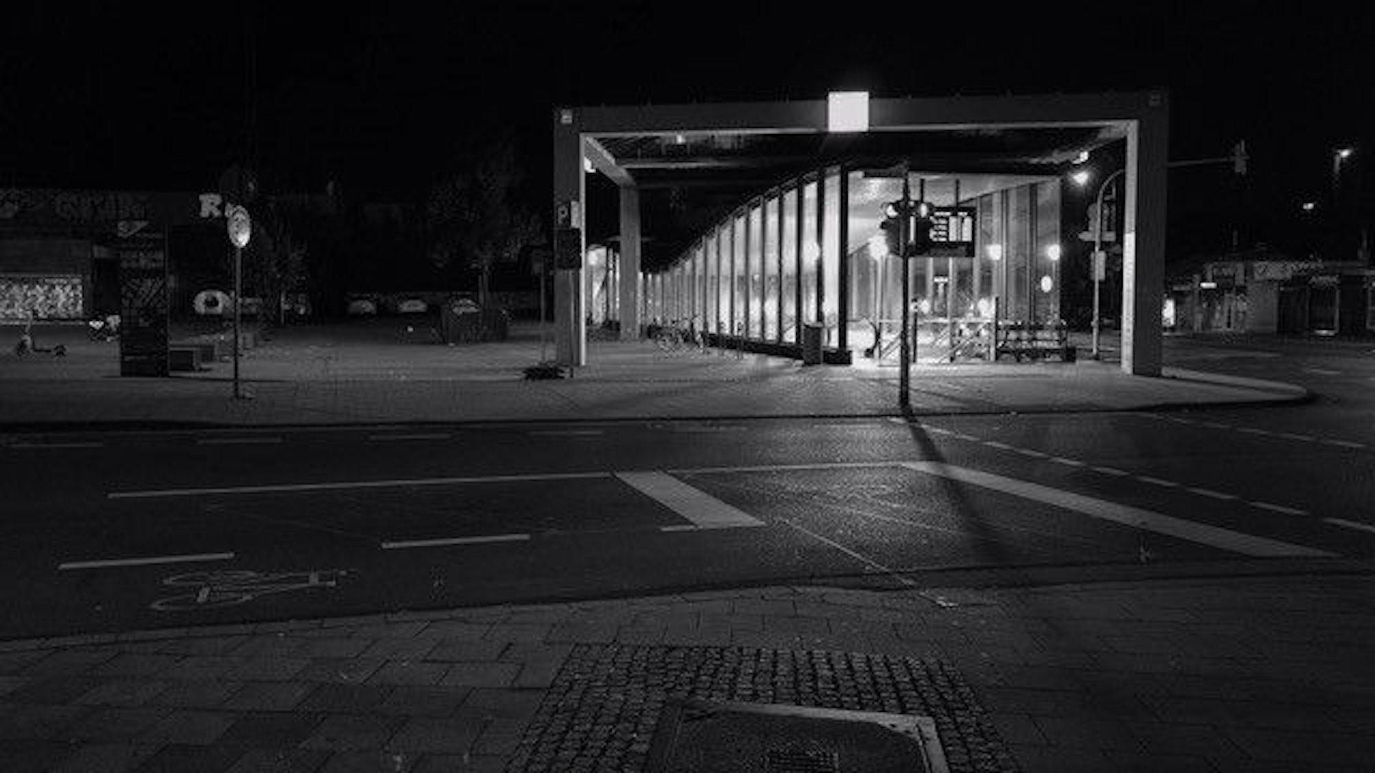 Ein schwarz-weißes Bild der Fotoausstellung „Mülheim 5 Uhr 30“ zeigt den Eingang zur U-Bahn-Haltestelle am Mülheimer Bahnhof.