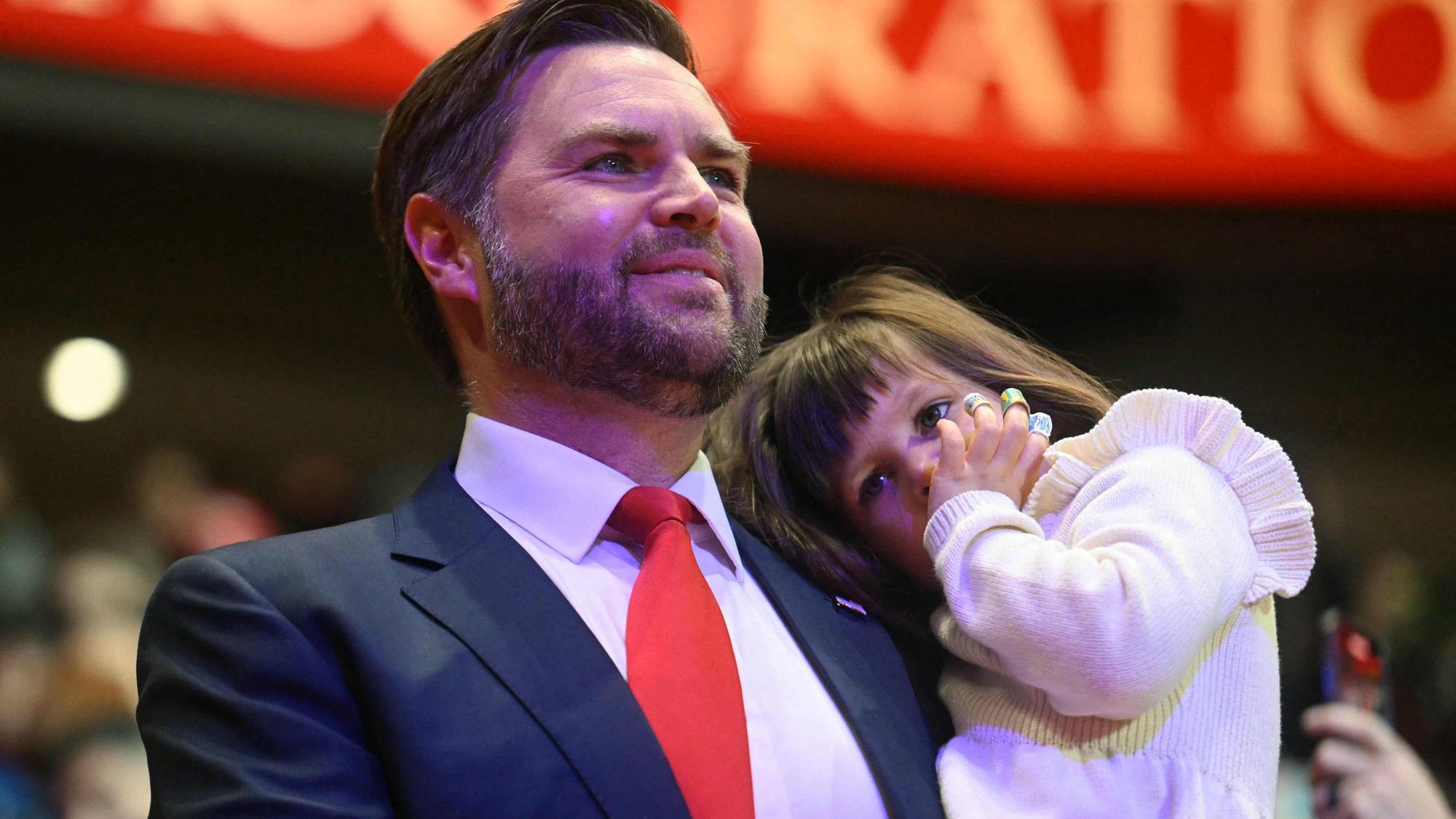 Dass J.D. Vance seine Tochter Mirabel bei der Amtseinführung dabei hatte, kam bei Beobachtern in Amerika gut an.
