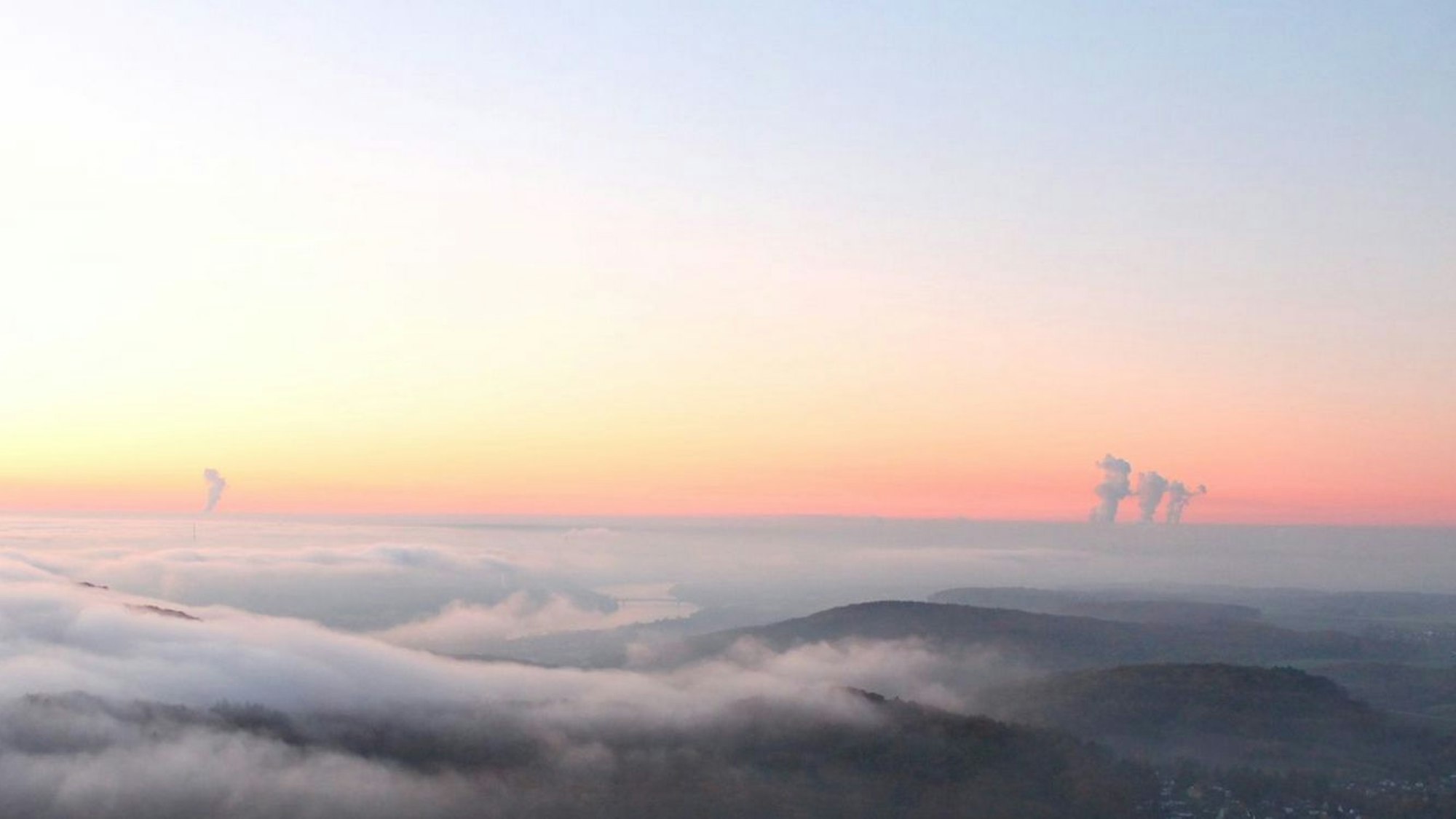 Inversionswetterlage, aufgenommen vom Ölberg in Königswinter: Oben ist es wärmer als in niederen Lagen.