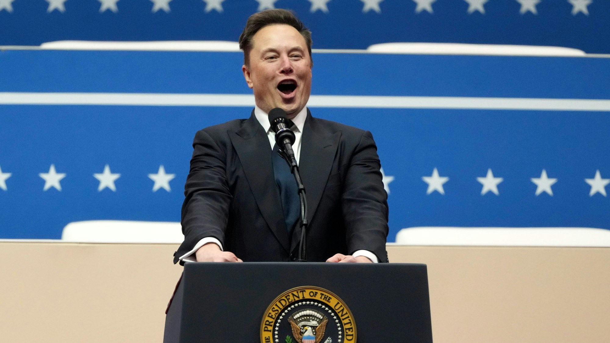 Elon Musk spricht bei einer Indoor-Veranstaltung zur Amtseinführung des Präsidenten in Washington.