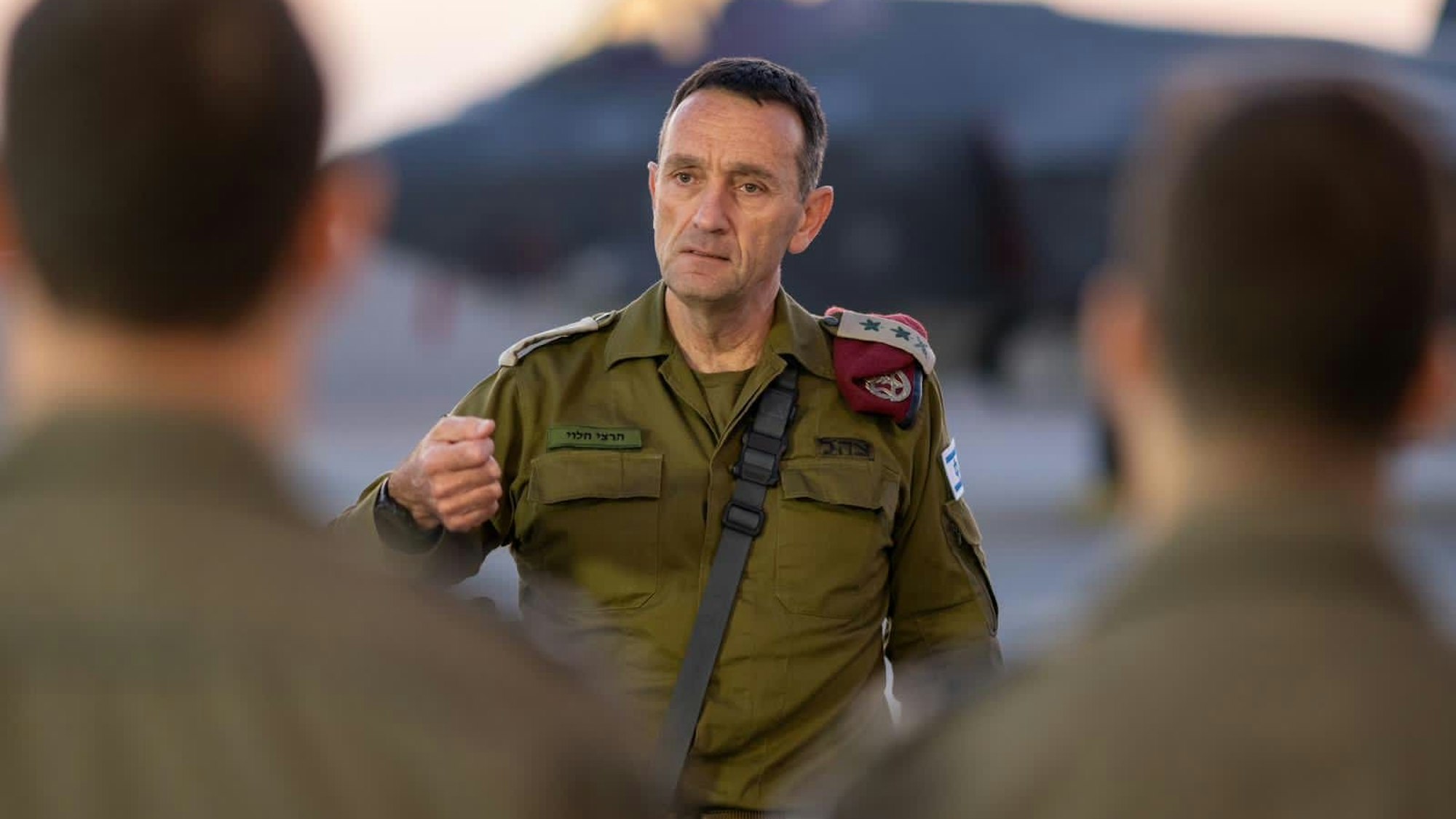 Herzi Halevi, Generalstabschef der israelischen Streitkräfte, spricht während eines Treffens mit Piloten auf dem Luftwaffenstützpunkt Nevatim im Süden Israels.