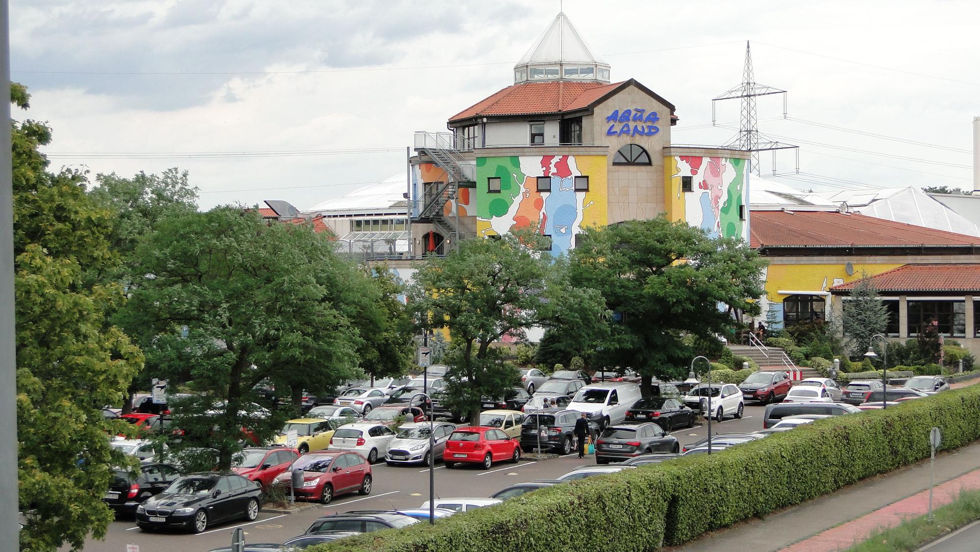 Der Parkplatz des Aqualands wird einem Hotel und einem Parkhaus weichen. (Archivbild)