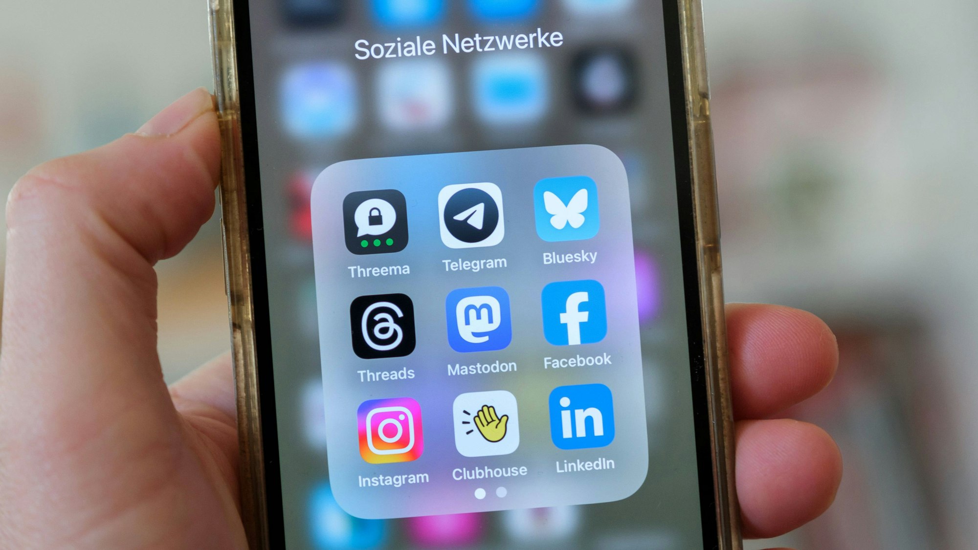 Auf dem Display eines Smartphones sind mehrere Social-Media-Apps zu sehen, unter anderem von Facebook und Instagram.