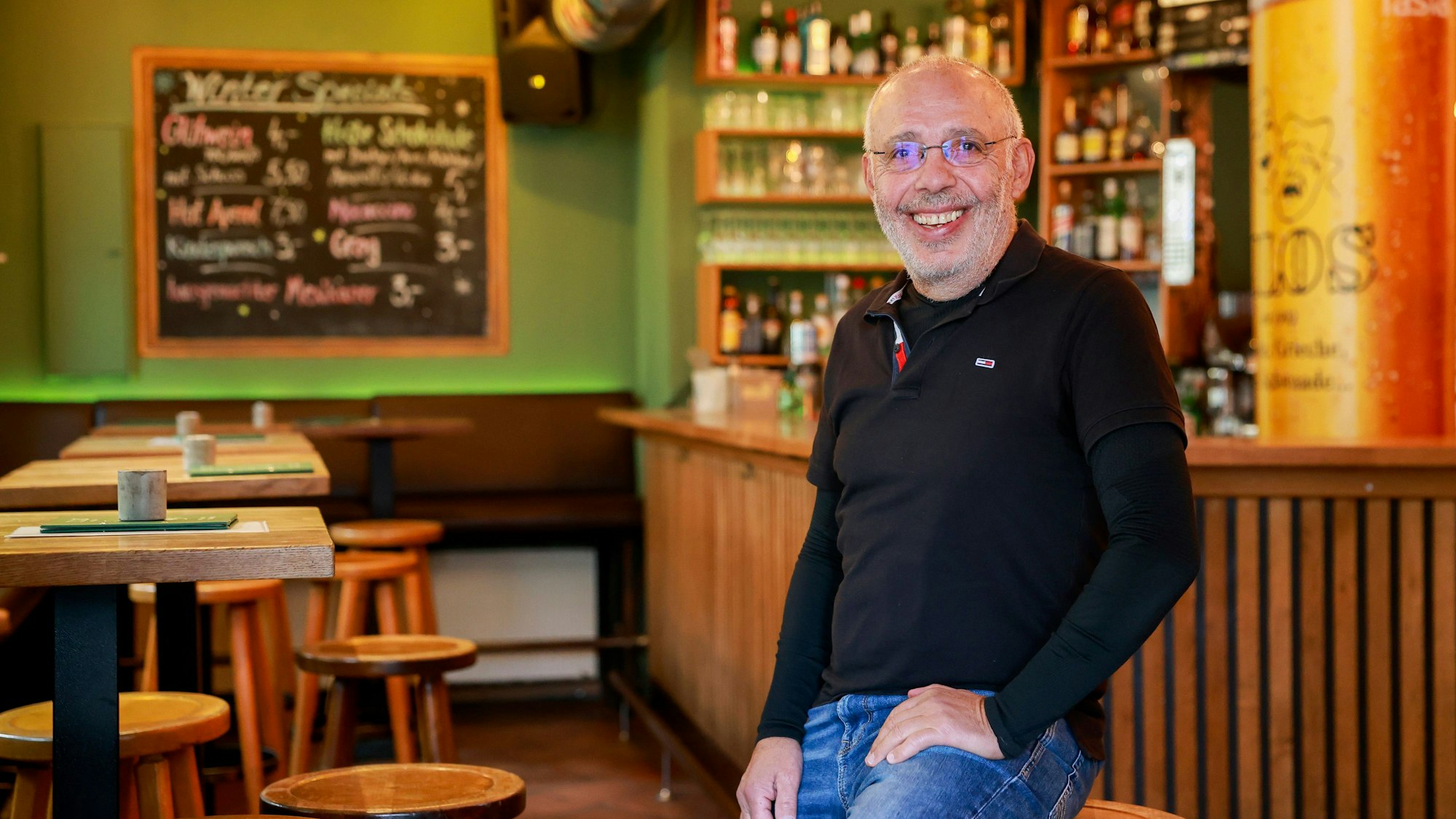 07.01.2025, Köln: Portrait von Costa Fotiadis, Inhaber des „Filos“, der sich zur Ruhe setzt.