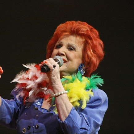 Marie-Luise Nikuta singt aut der Bühne.