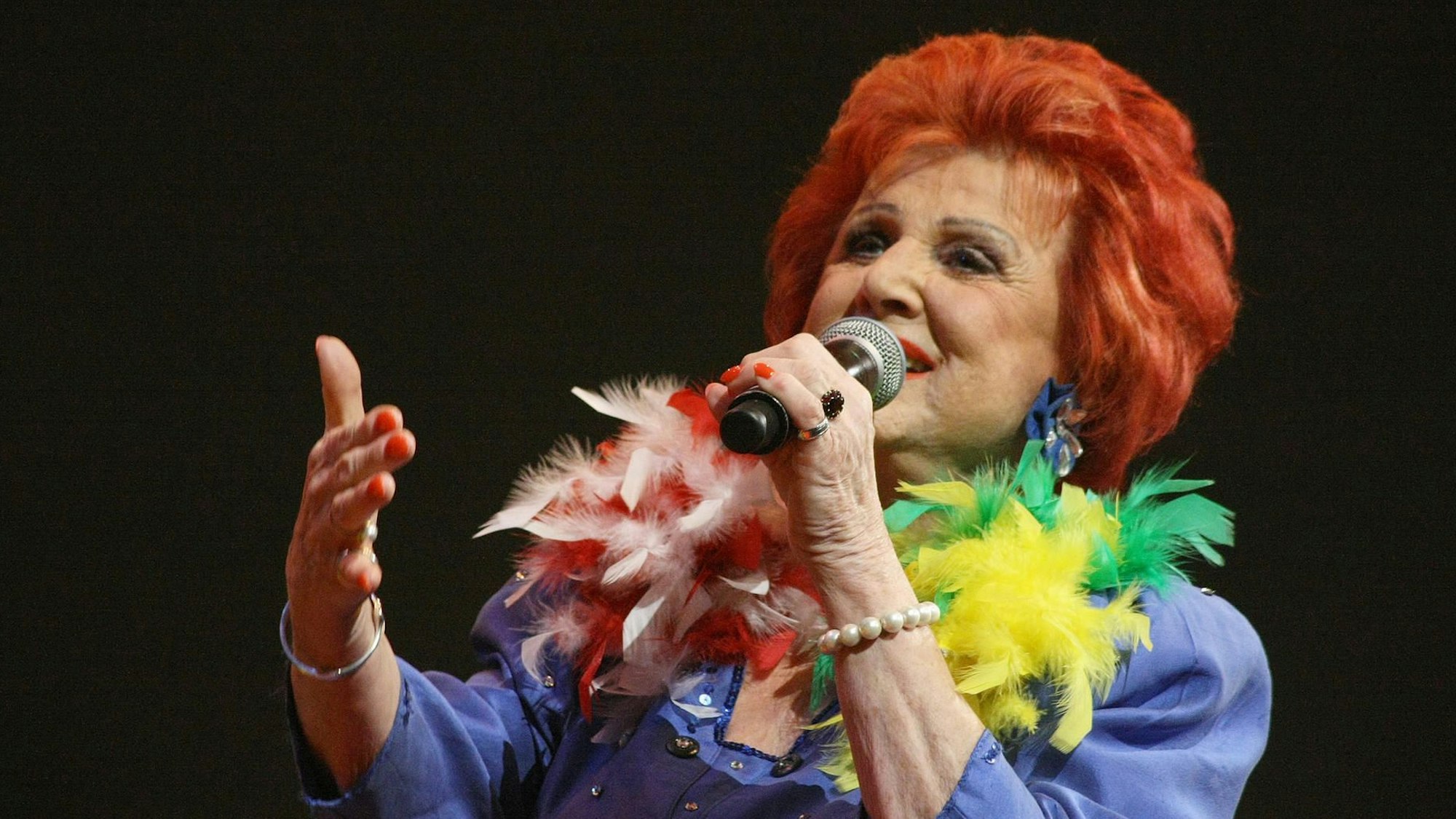 Marie-Luise Nikuta singt aut der Bühne.